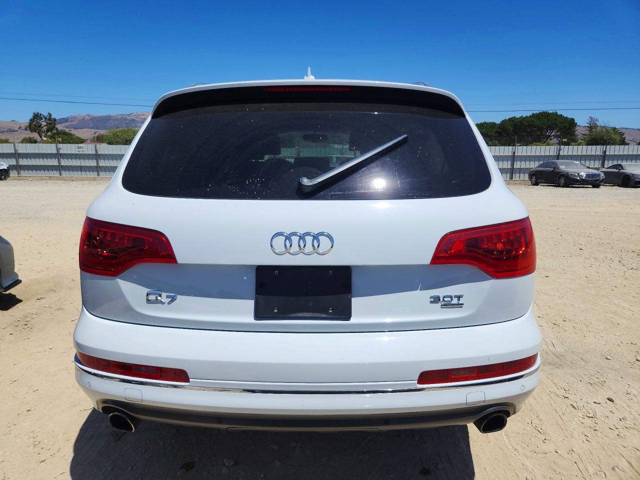2015 Audi Q7 Premium Plus Белый vin: WA1LGAFE4FD021799