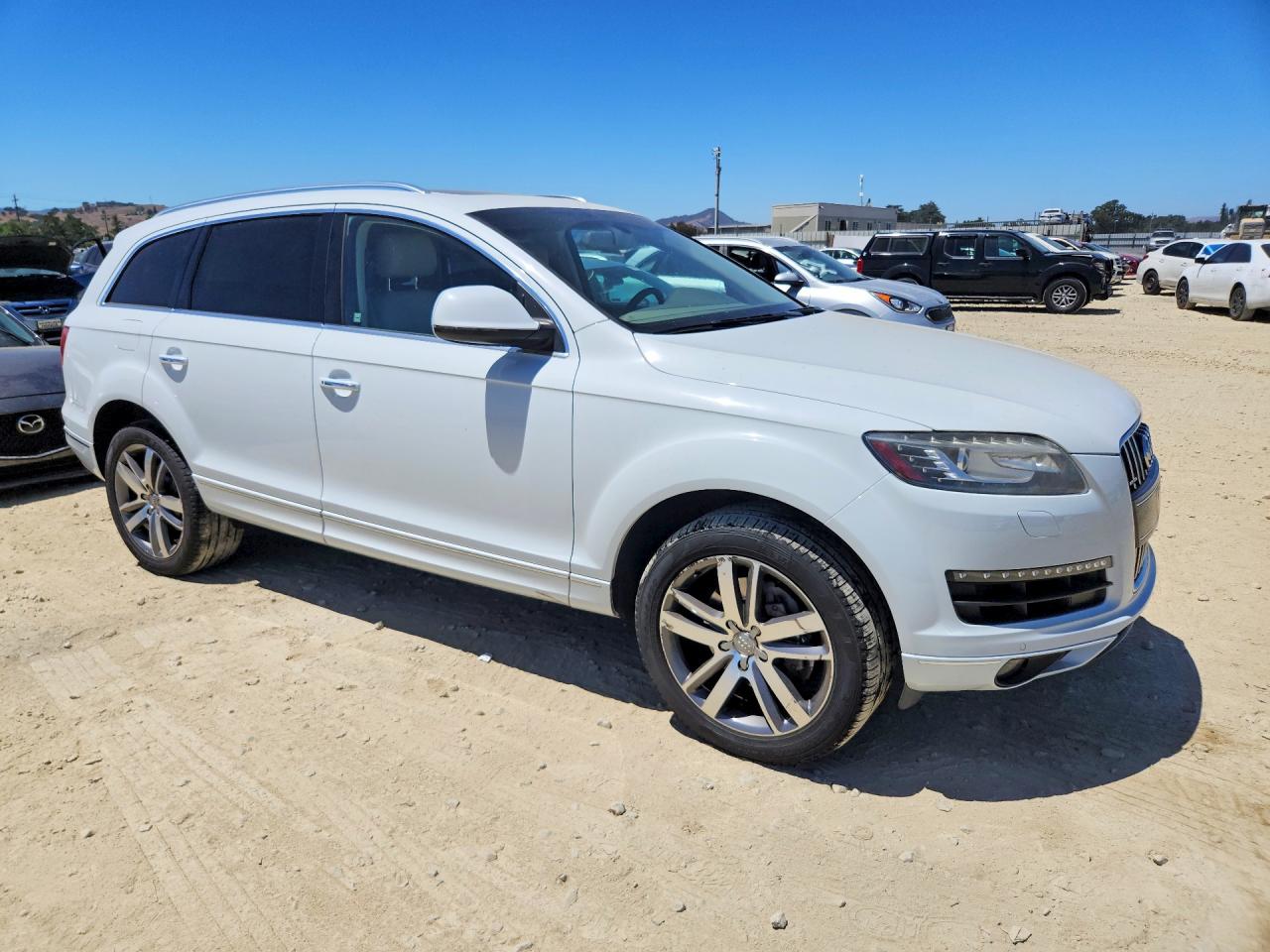 2015 Audi Q7 Premium Plus Белый vin: WA1LGAFE4FD021799