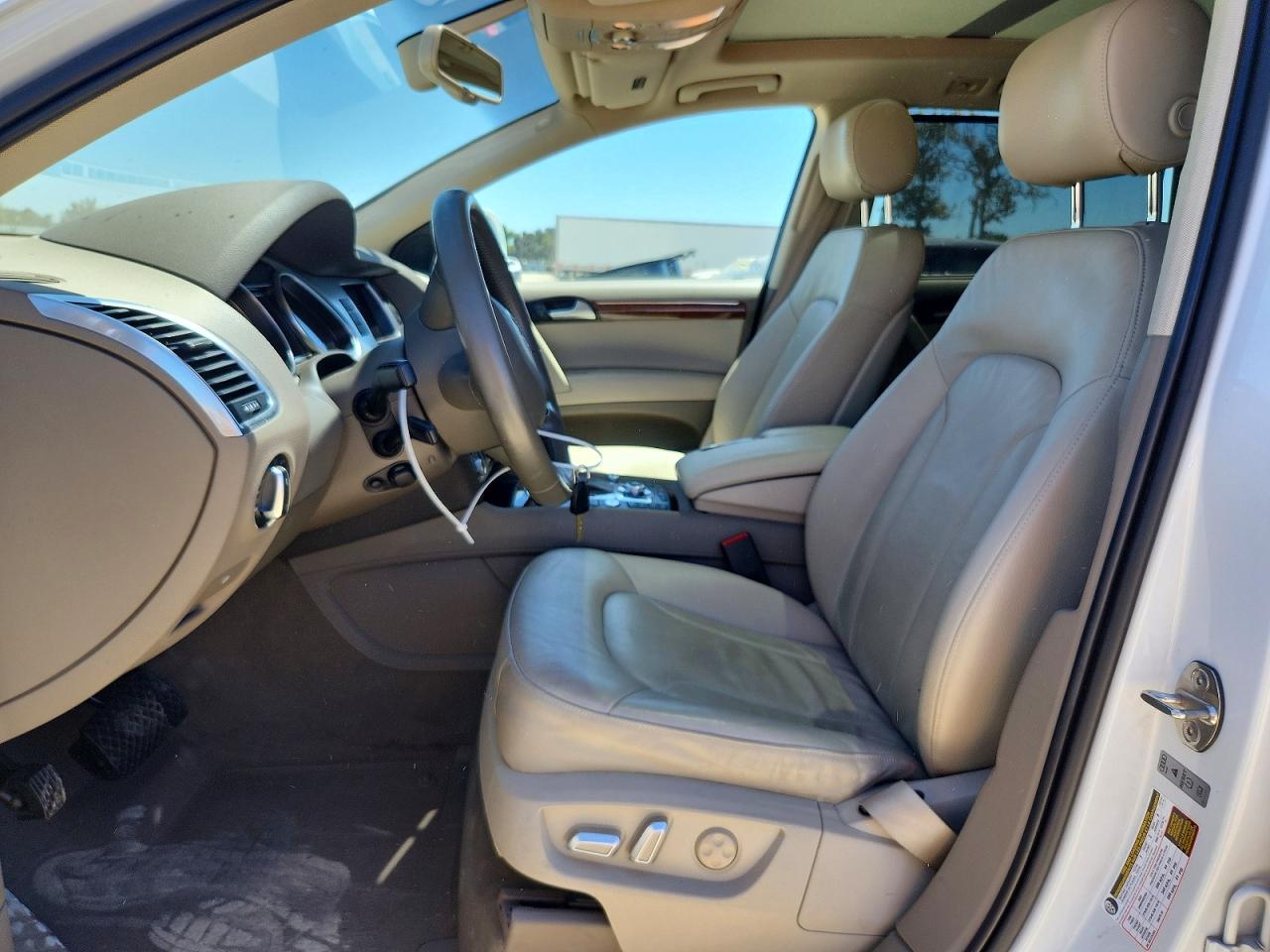 2015 Audi Q7 Premium Plus Белый vin: WA1LGAFE4FD021799