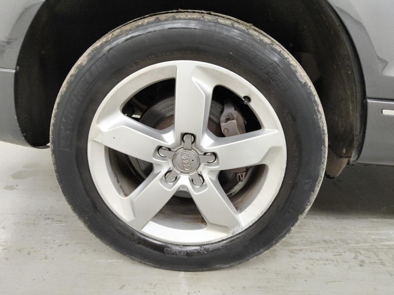 2015 Audi Q7 Premium Plus Gray vin: WA1LGAFEXFD016963 Damage: Right Rear Wheel, Curb Rash, > 12 Inches