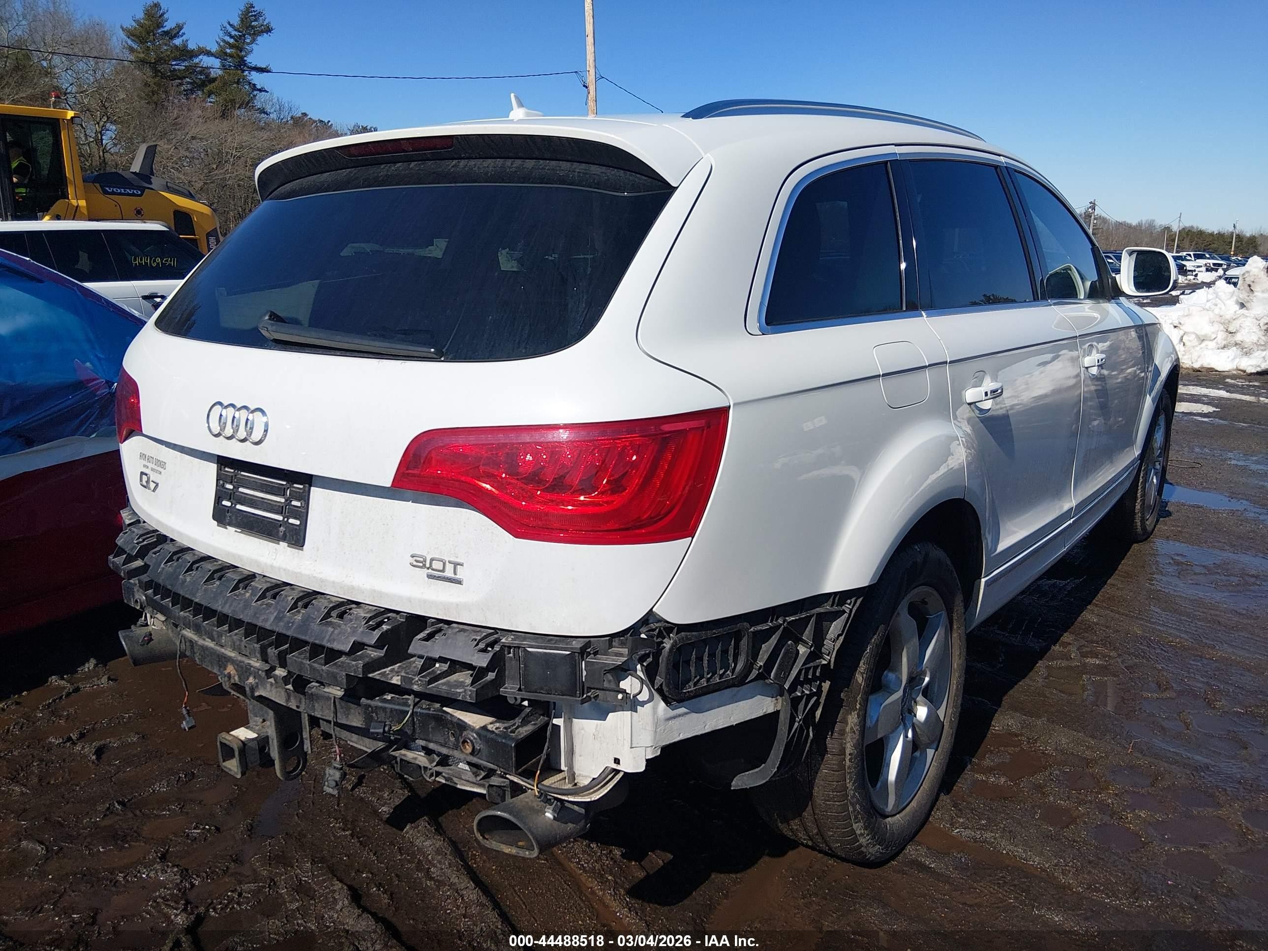 2015 Audi Q7 3.0t Premium White vin: WA1LGAFEXFD025937