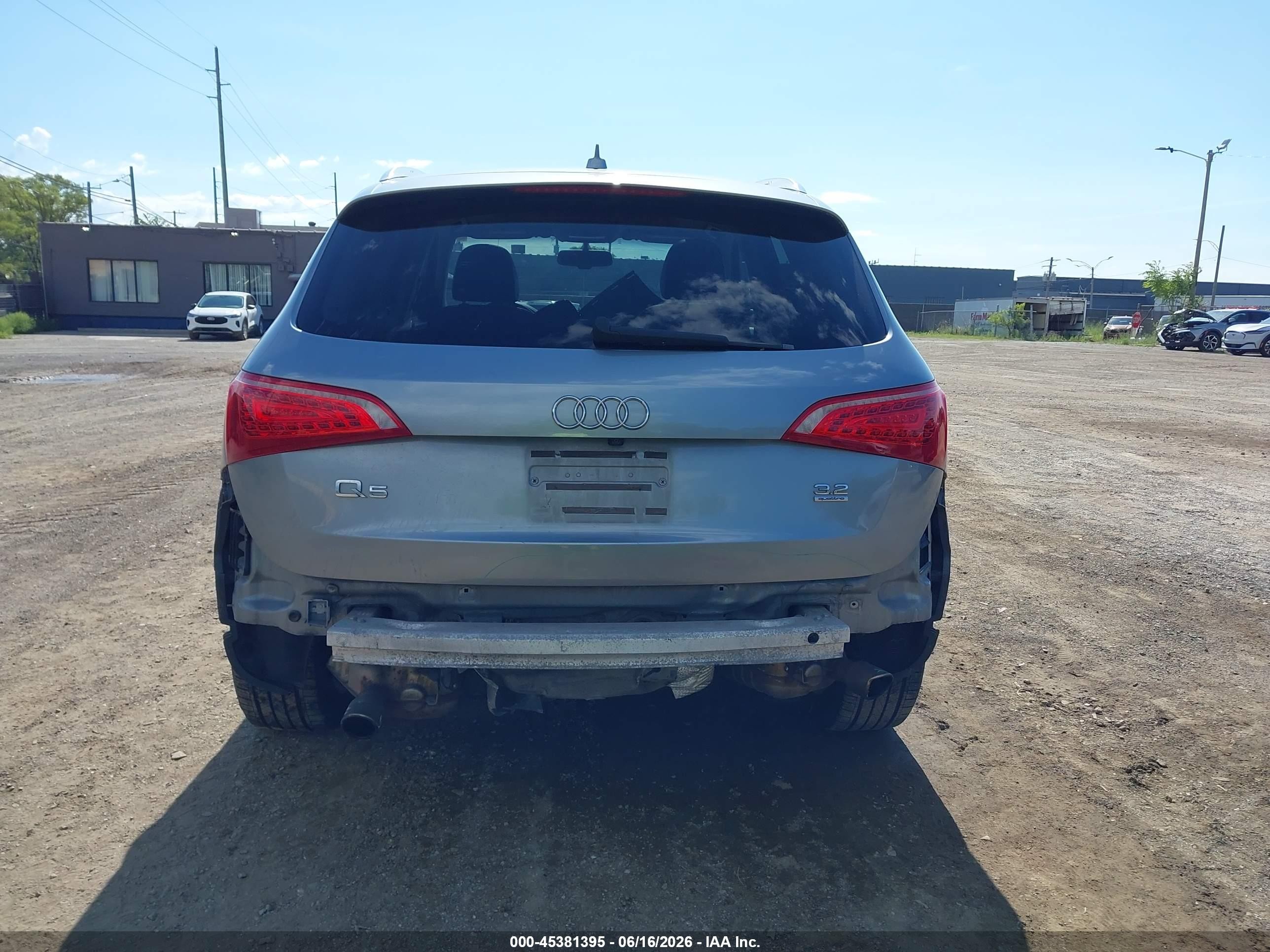2010 Audi Q5 3.2 Premium Silver vin: WA1LKAFP1AA085356
