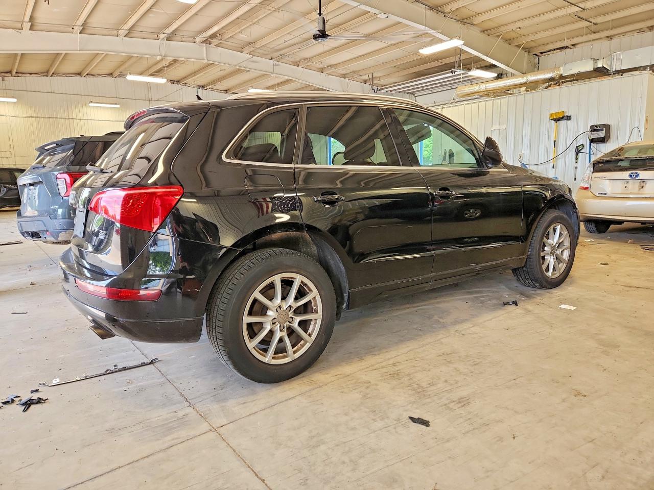 2010 Audi Q5 Premium Plus Черный vin: WA1LKAFP6AA100000