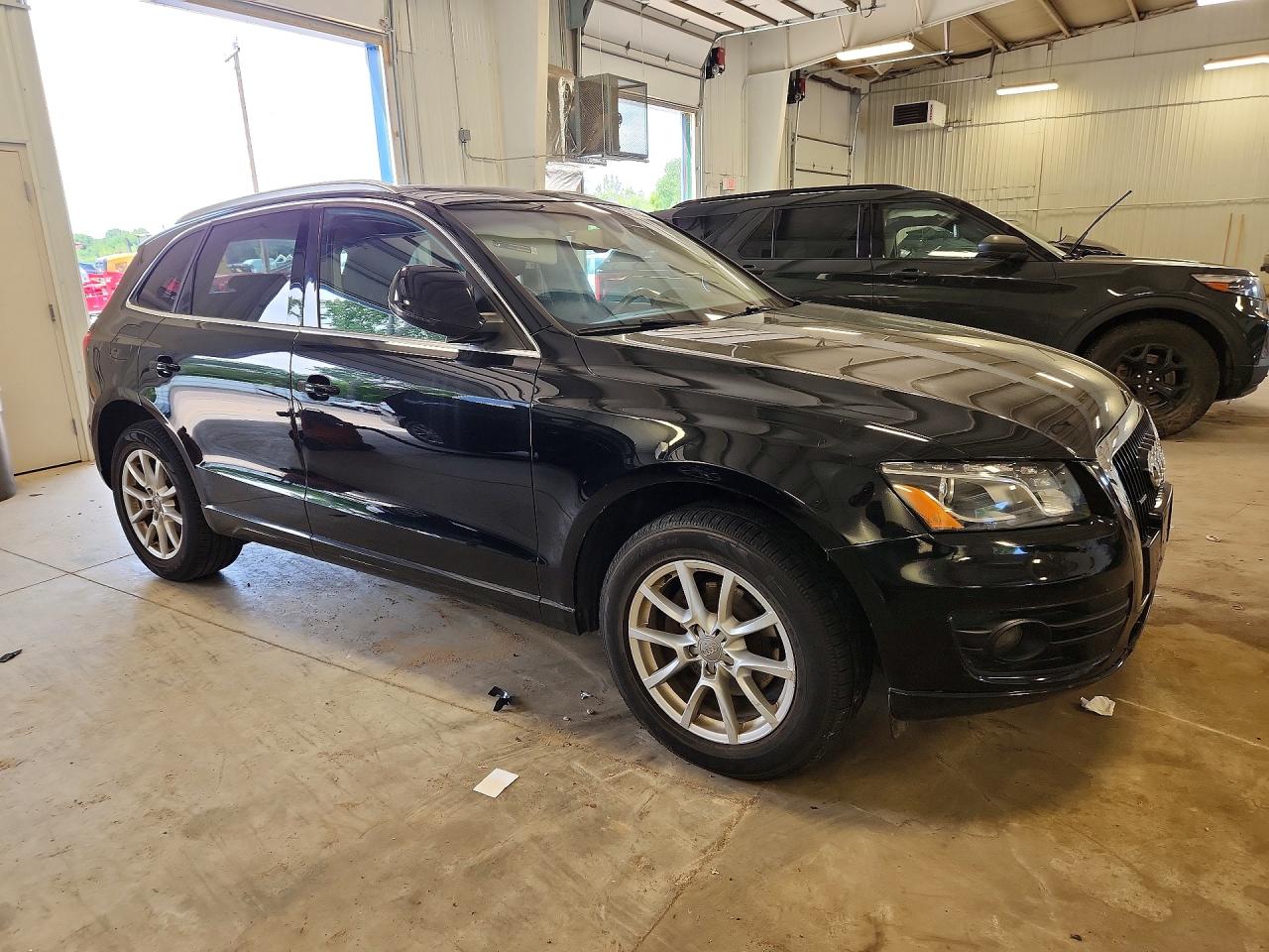 2010 Audi Q5 Premium Plus Черный vin: WA1LKAFP6AA100000