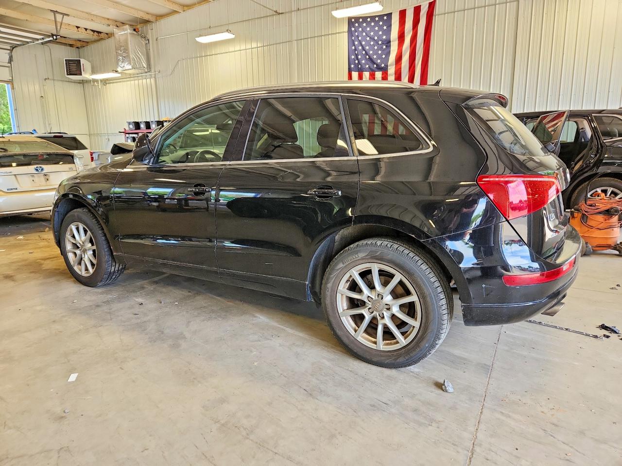 2010 Audi Q5 Premium Plus Черный vin: WA1LKAFP6AA100000