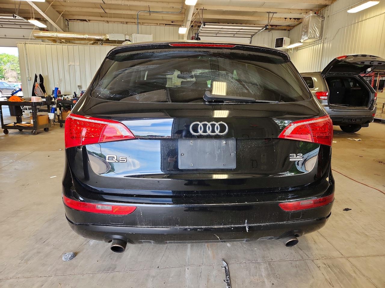 2010 Audi Q5 Premium Plus Черный vin: WA1LKAFP6AA100000