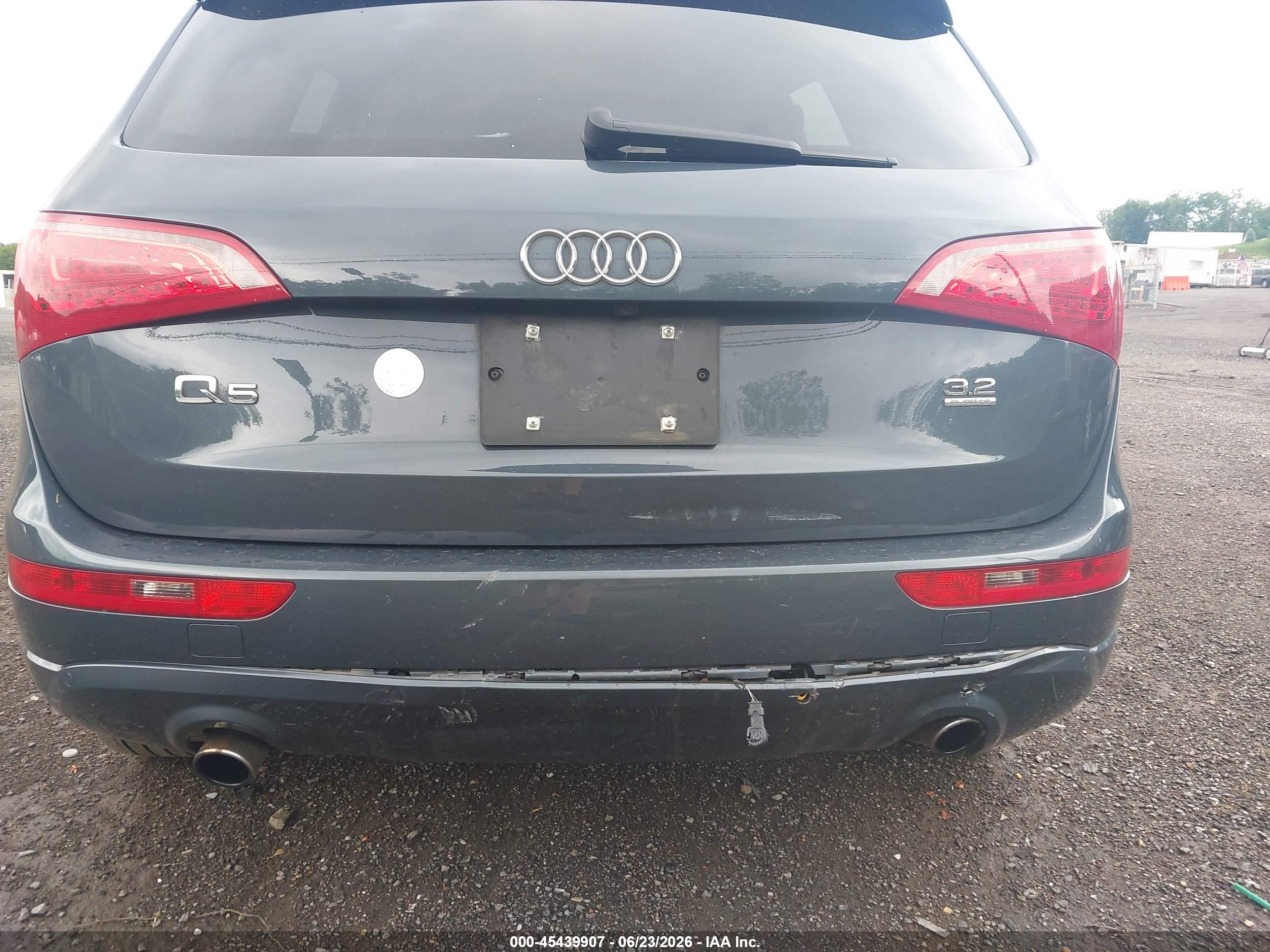 2010 Audi Q5 3.2 Premium Black vin: WA1LKAFP7AA091582