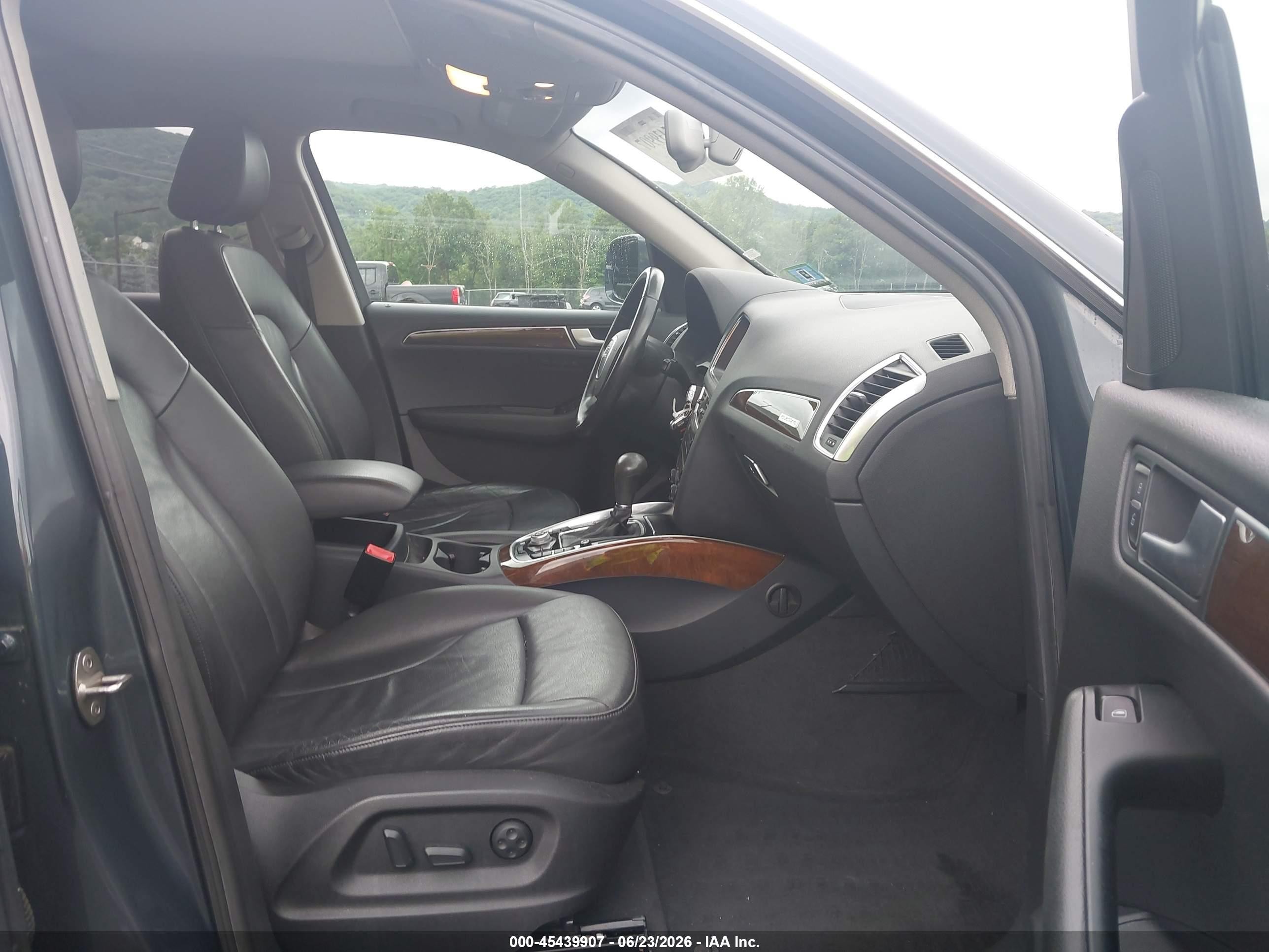 2010 Audi Q5 3.2 Premium Black vin: WA1LKAFP7AA091582