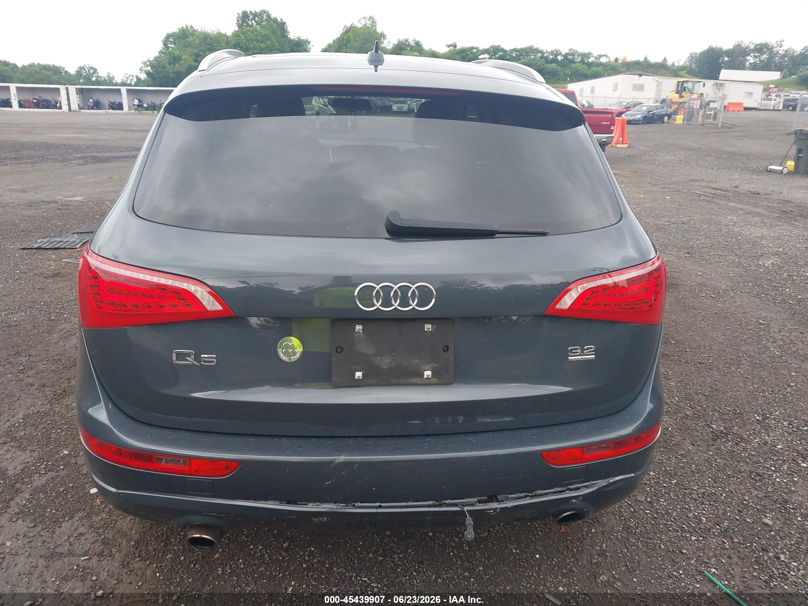 2010 Audi Q5 3.2 Premium Black vin: WA1LKAFP7AA091582