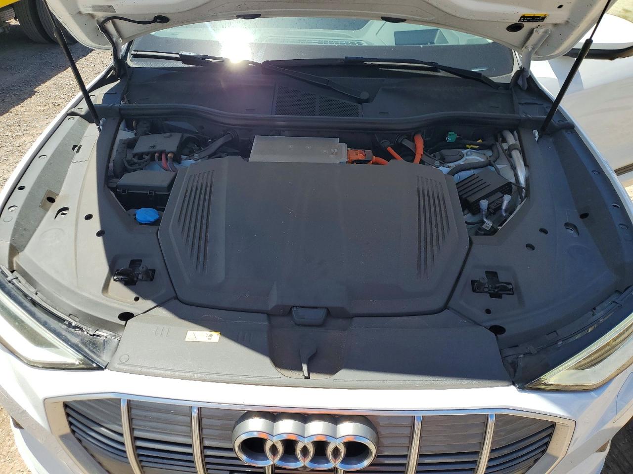 2019 Audi E-tron Prestige White vin: WA1VAAGE2KB022741