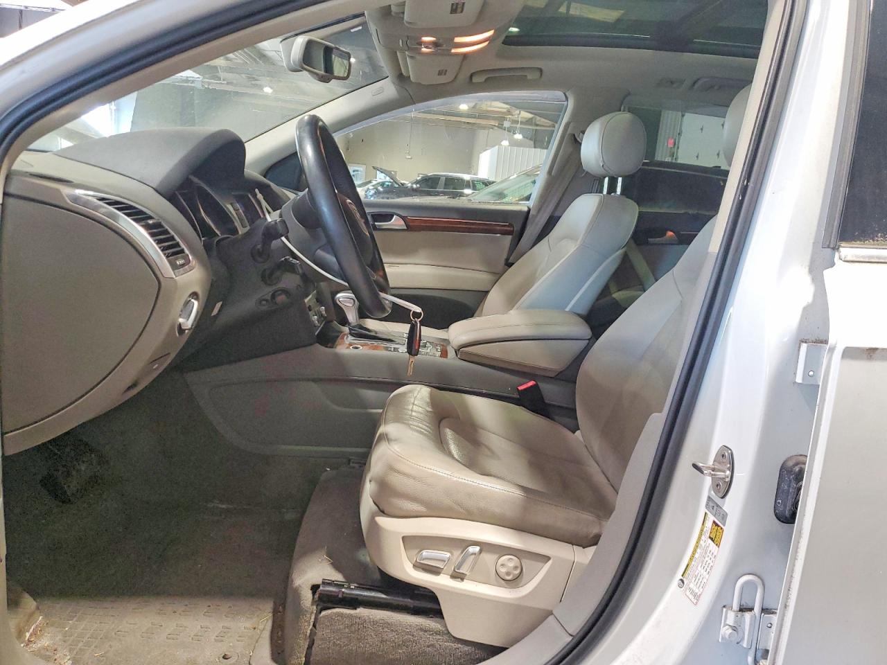 2013 Audi Q7 Prestige Cream vin: WA1VMAFE2DD009097