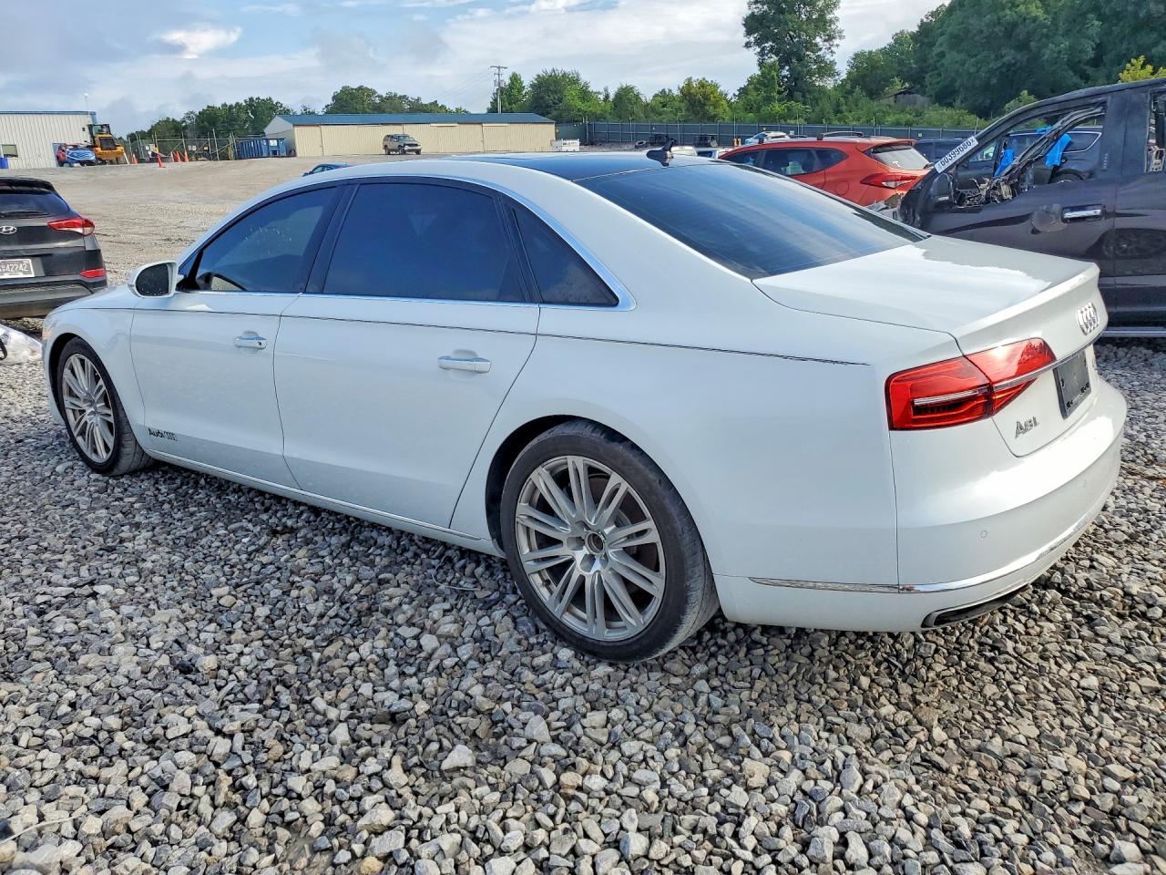 2015 Audi A8 Белый vin: WAU32AFD1FN031015