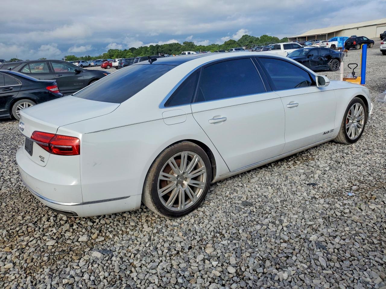 2015 Audi A8 Белый vin: WAU32AFD1FN031015