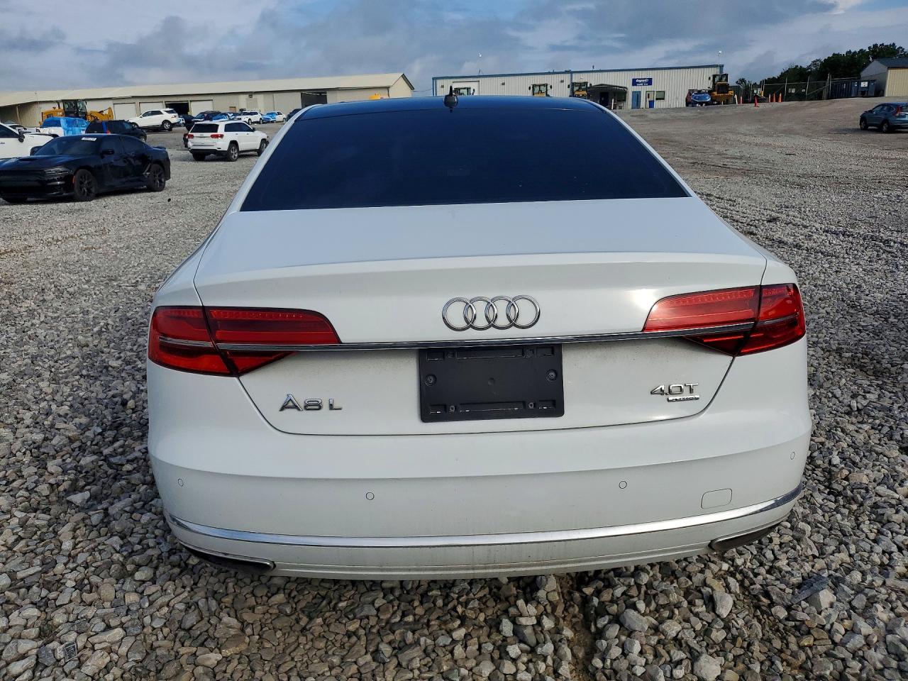 2015 Audi A8 Белый vin: WAU32AFD1FN031015
