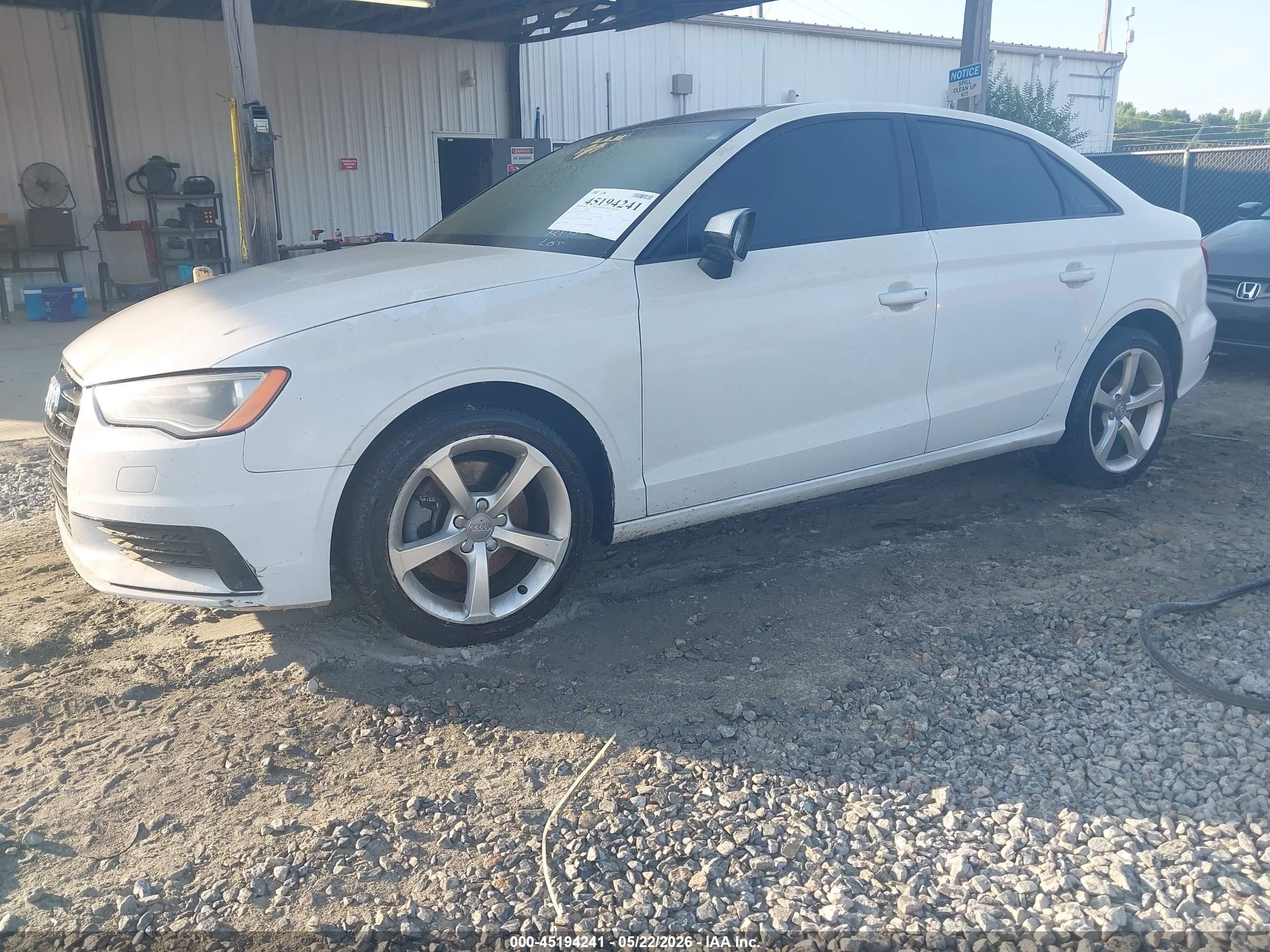 2015 Audi A3 1.8t Premium Белый vin: WAUACGFF0F1144048