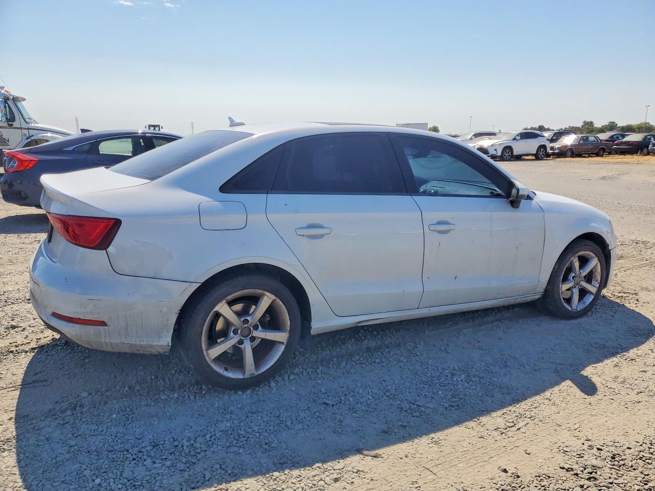 2015 Audi A3 Premium Белый vin: WAUACGFF8F1028838