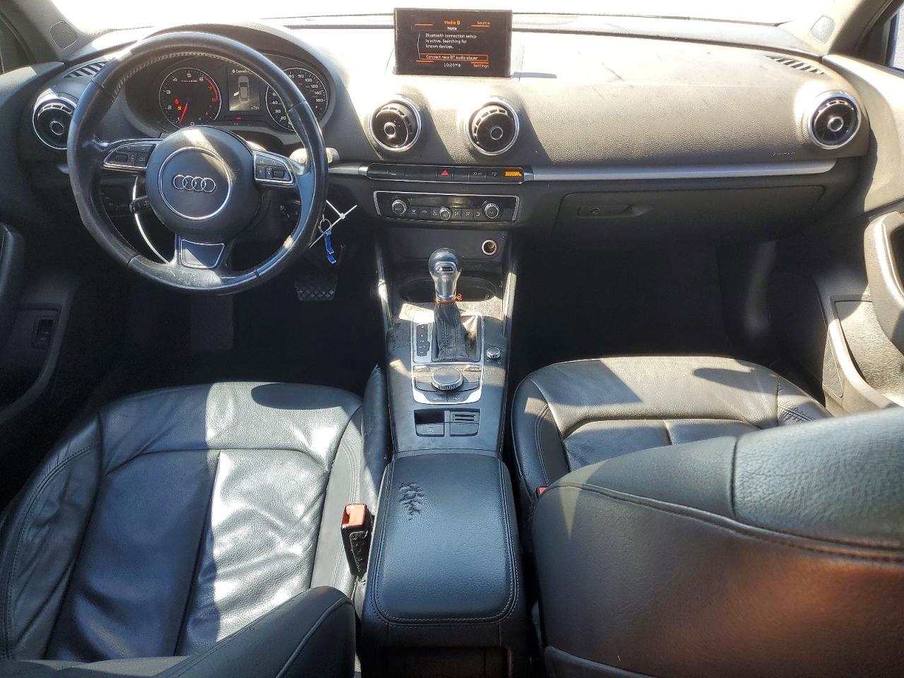 2015 Audi A3 Premium Белый vin: WAUACGFF8F1028838