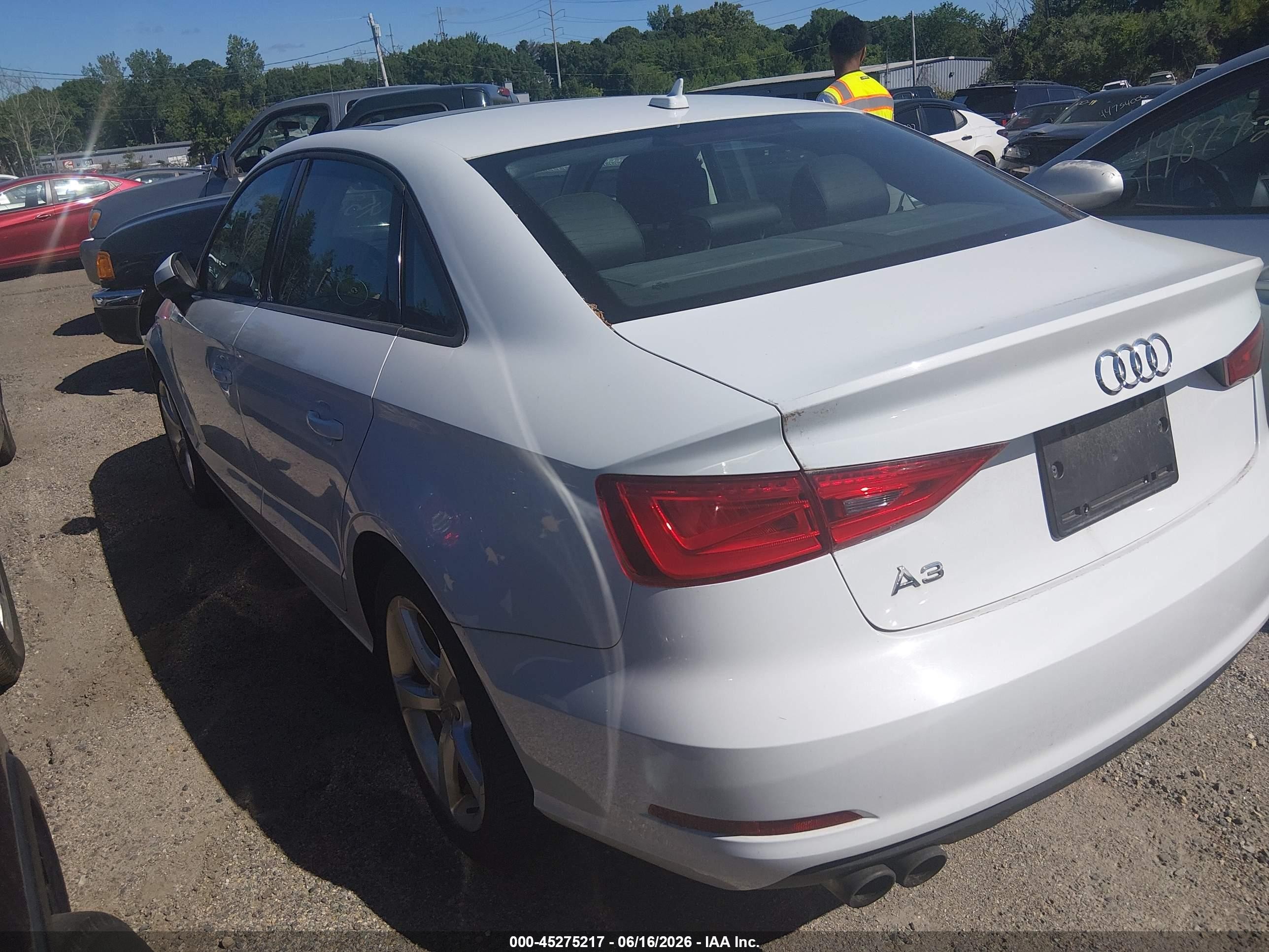 2015 Audi A3 1.8t Premium Белый vin: WAUACGFF9F1006668