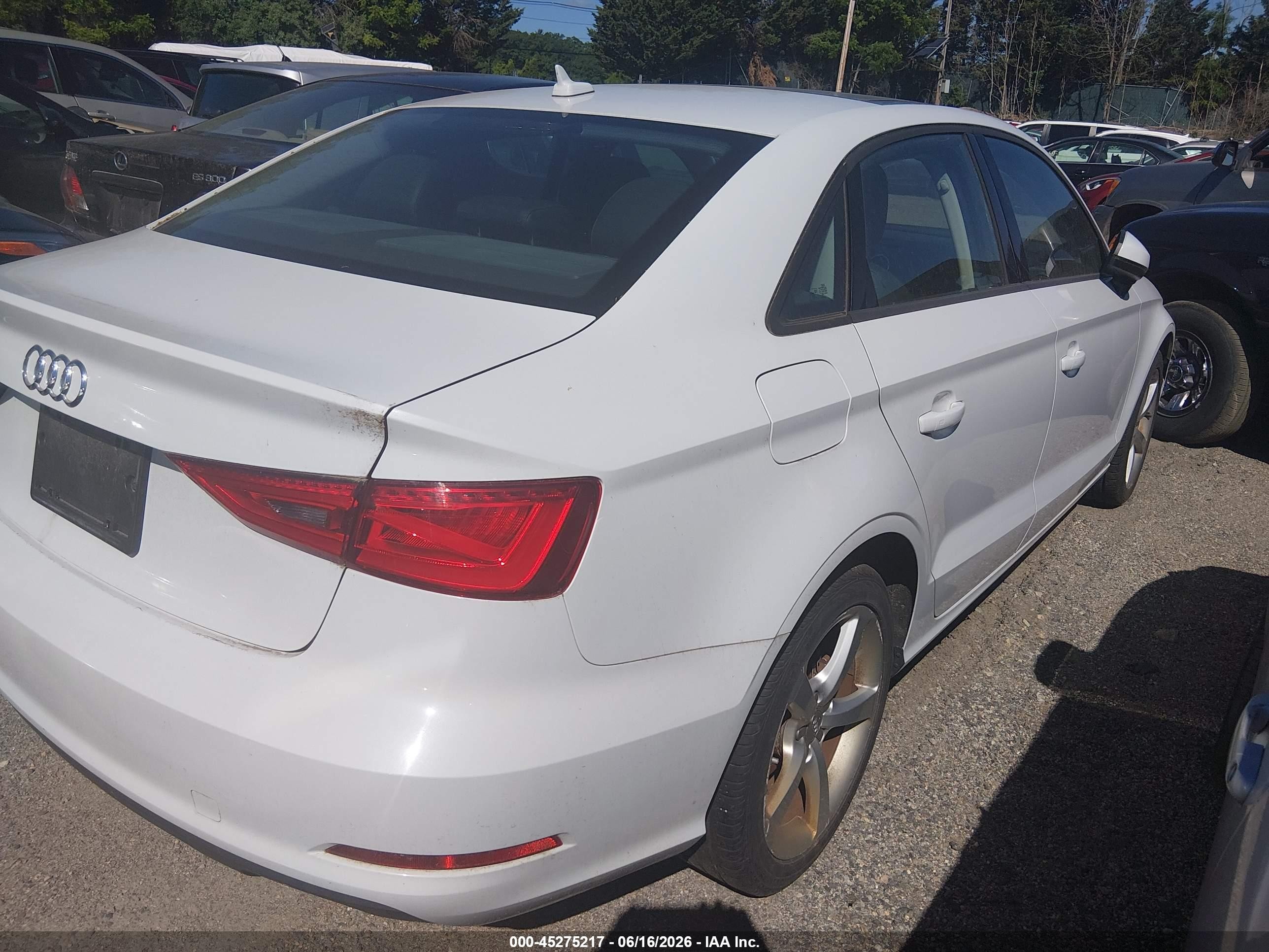 2015 Audi A3 1.8t Premium Белый vin: WAUACGFF9F1006668