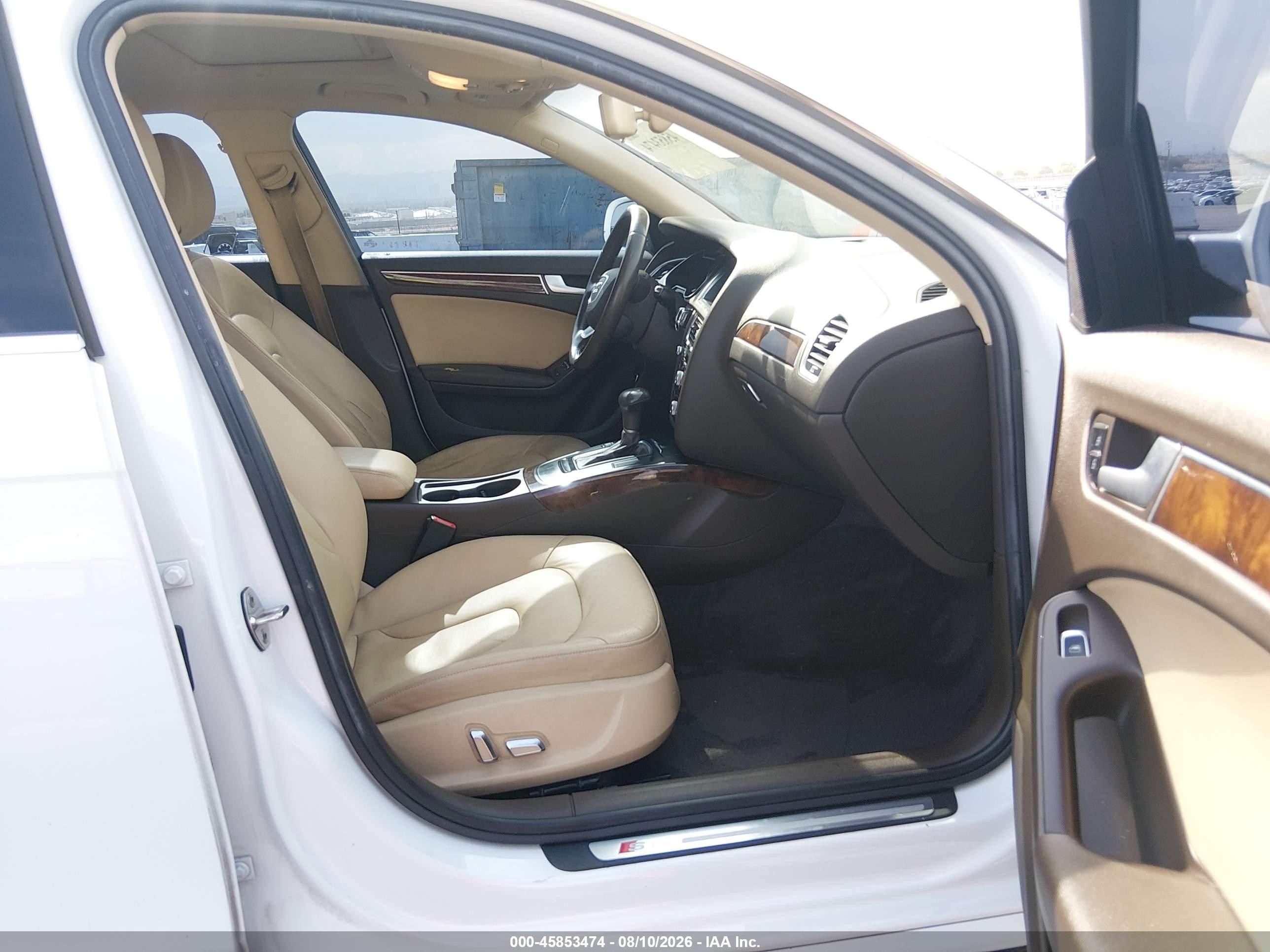 2014 Audi A4 2.0t Premium Белый vin: WAUAFAFL2EN014516