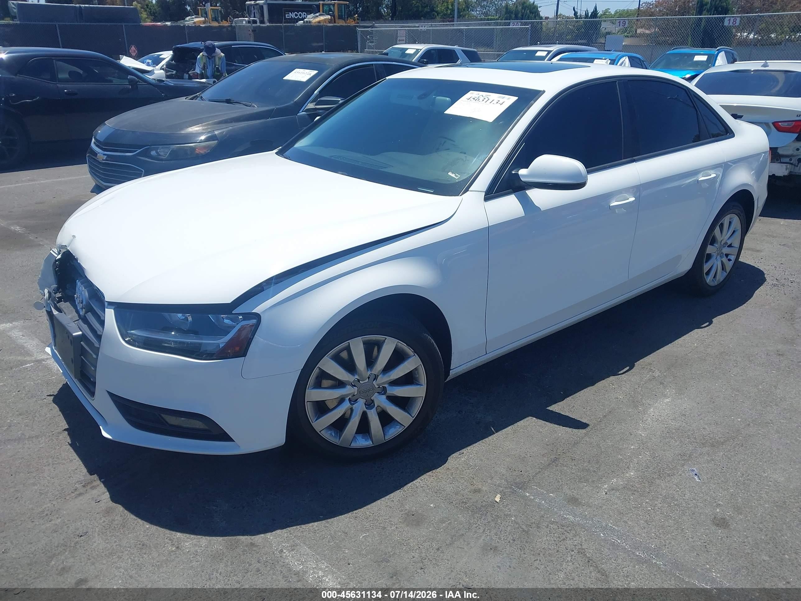 2014 Audi A4 2.0t Premium Белый vin: WAUAFAFL2EN017660