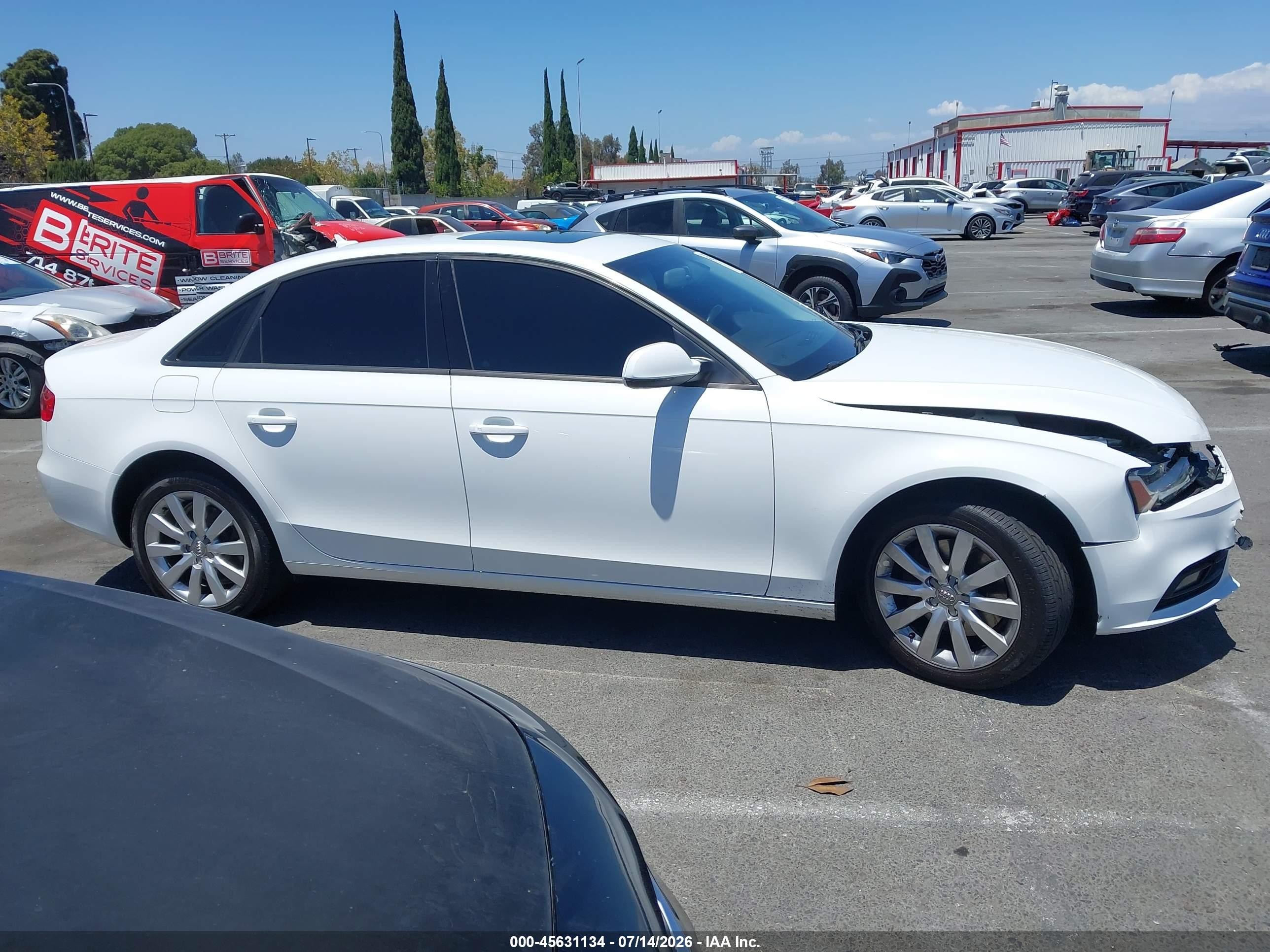 2014 Audi A4 2.0t Premium Белый vin: WAUAFAFL2EN017660