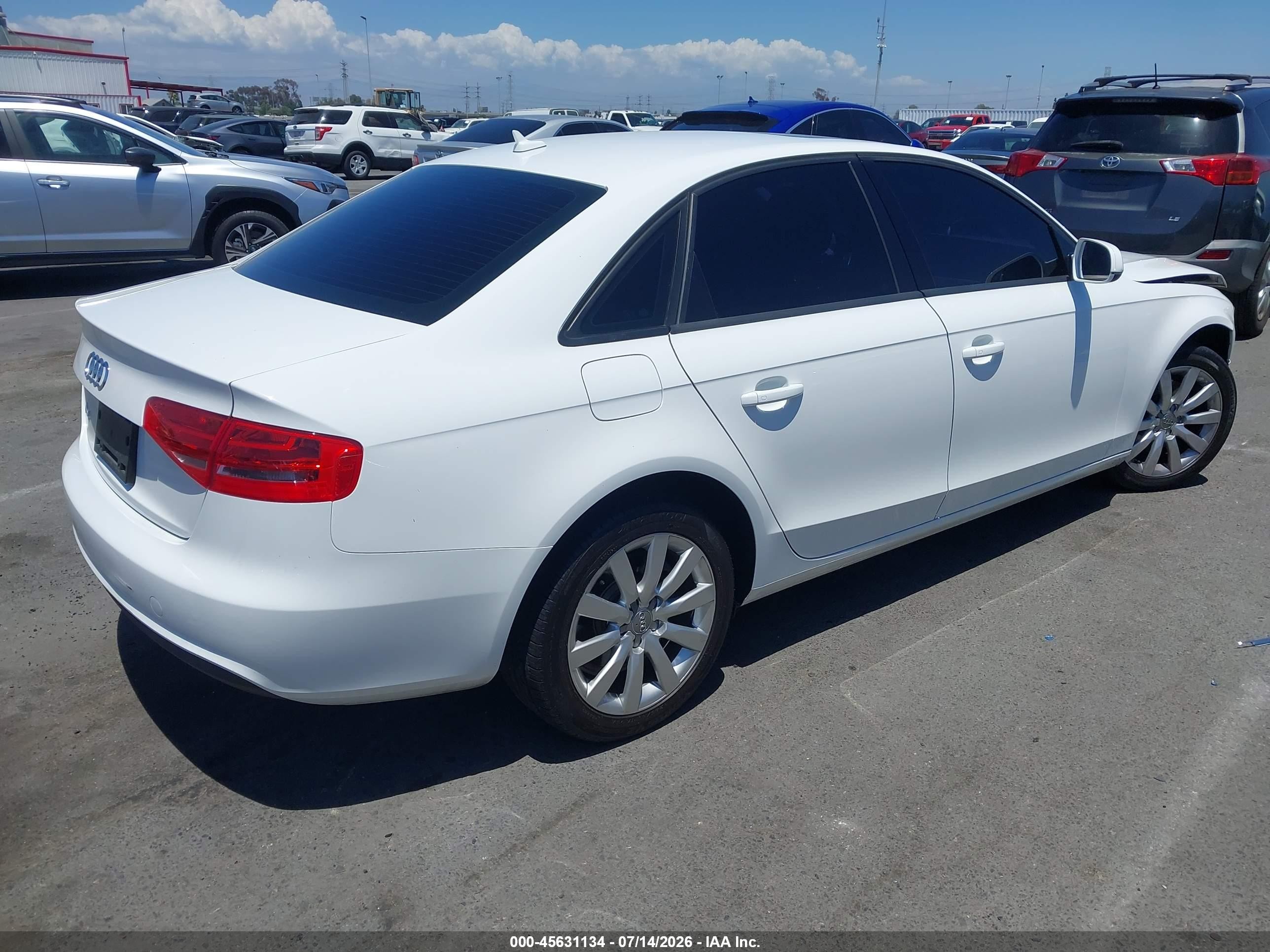 2014 Audi A4 2.0t Premium Белый vin: WAUAFAFL2EN017660