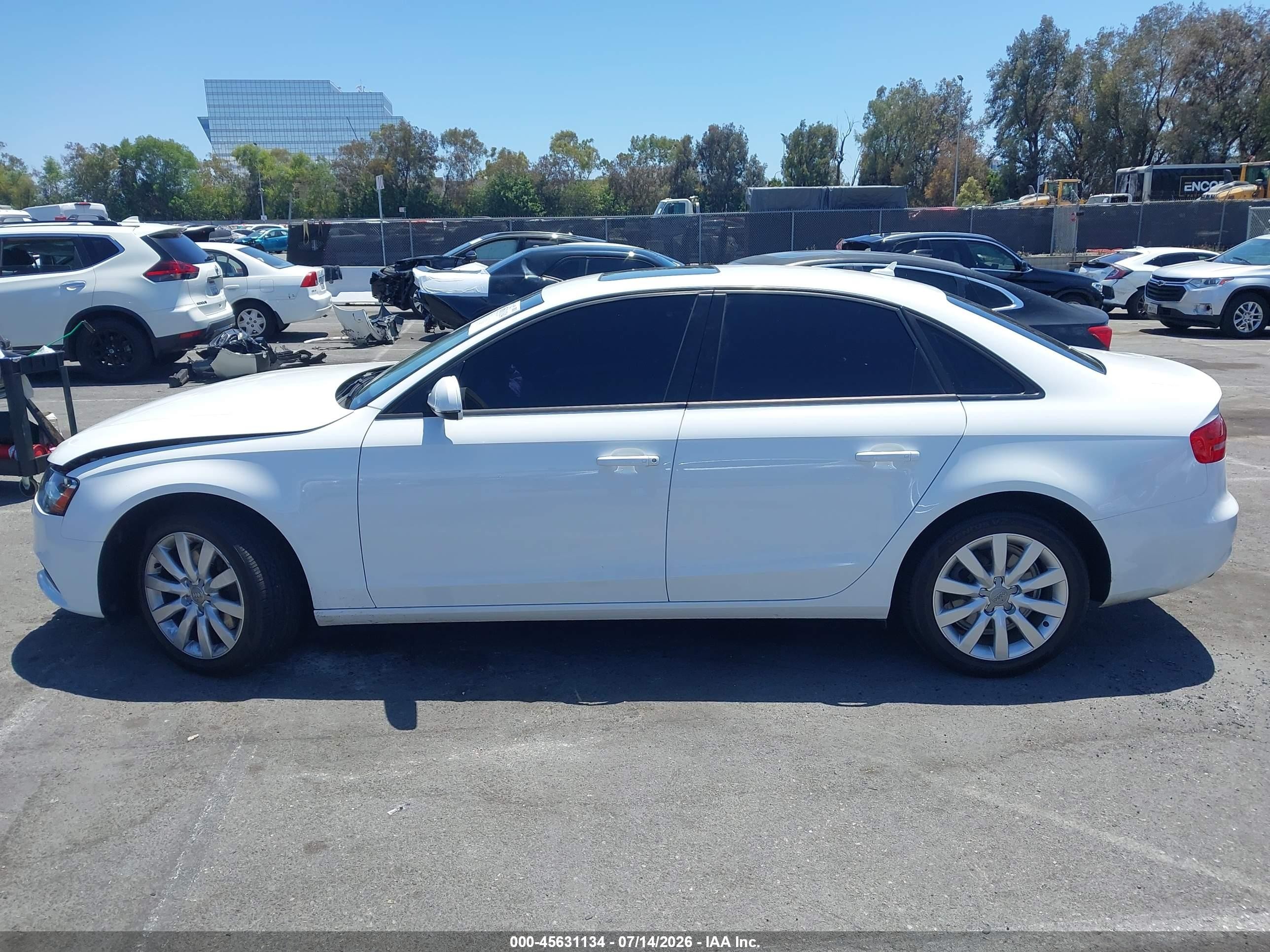2014 Audi A4 2.0t Premium Белый vin: WAUAFAFL2EN017660