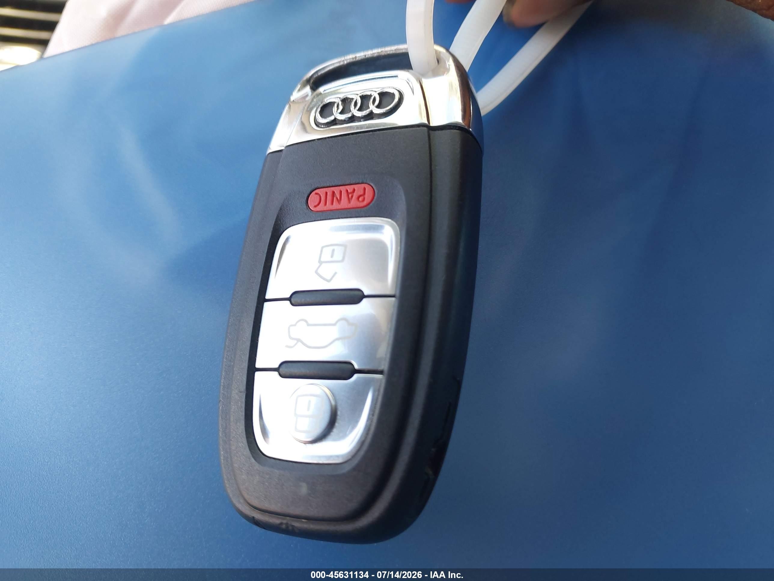 2014 Audi A4 2.0t Premium Белый vin: WAUAFAFL2EN017660