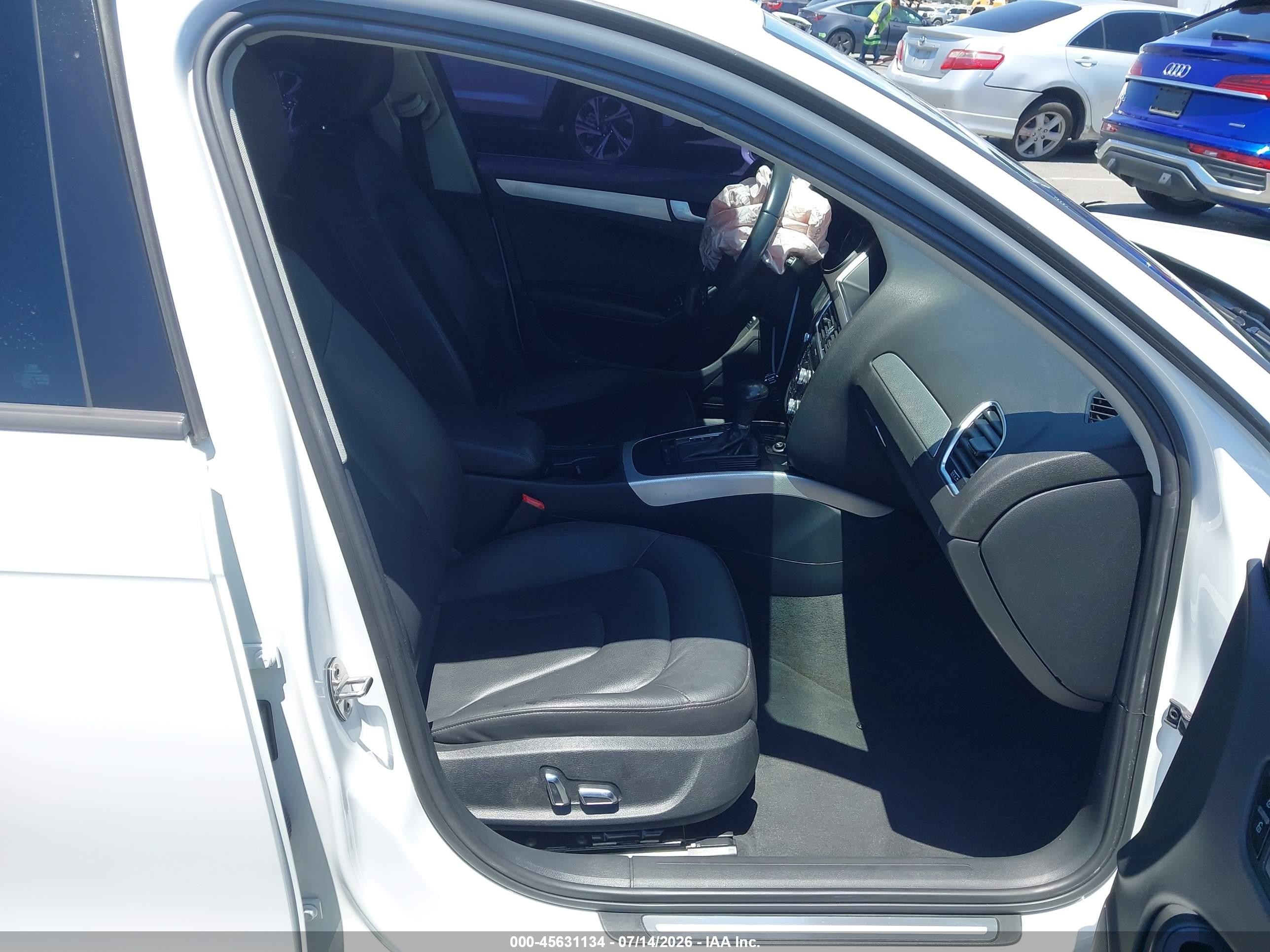 2014 Audi A4 2.0t Premium Белый vin: WAUAFAFL2EN017660