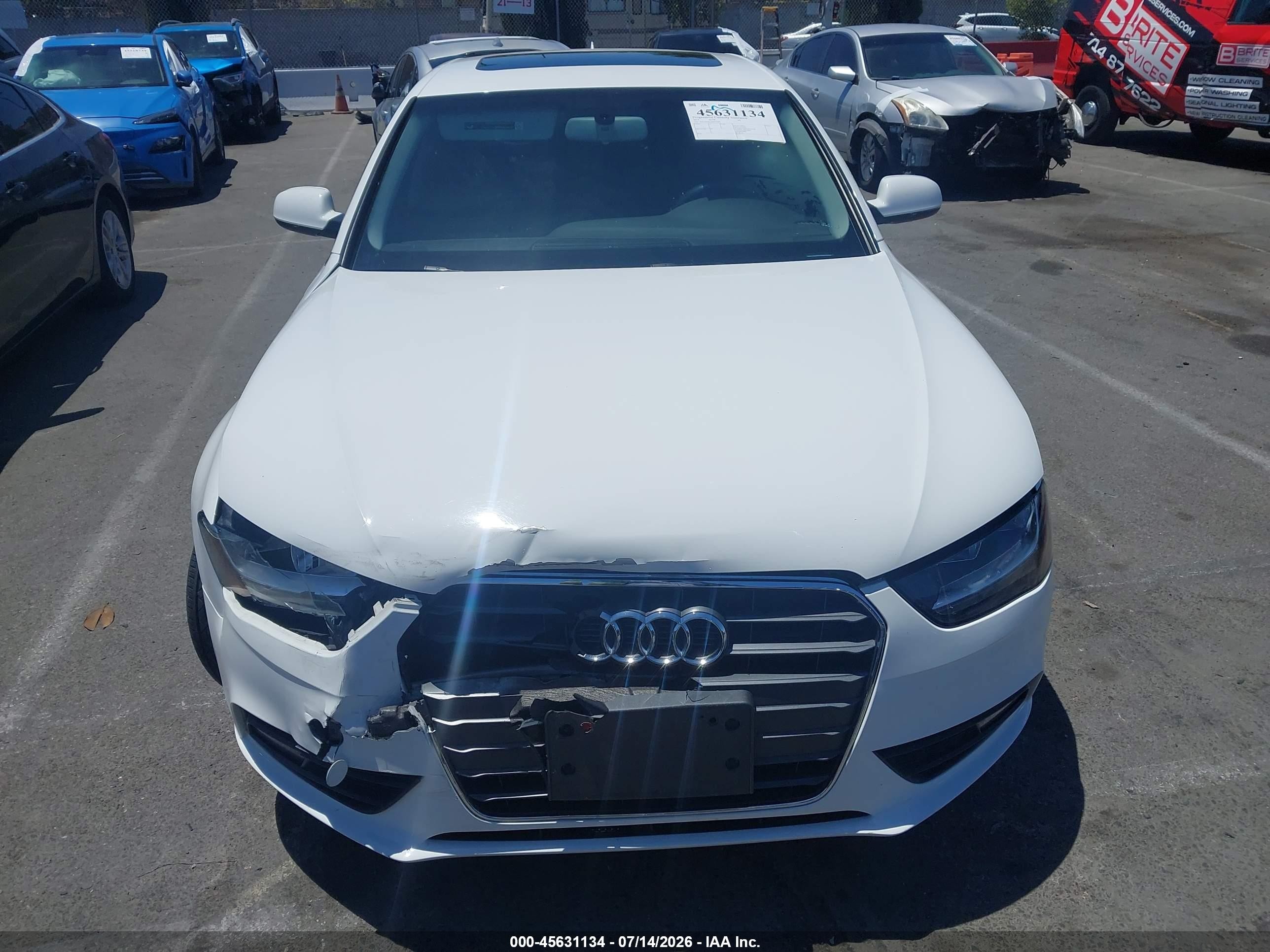 2014 Audi A4 2.0t Premium Белый vin: WAUAFAFL2EN017660