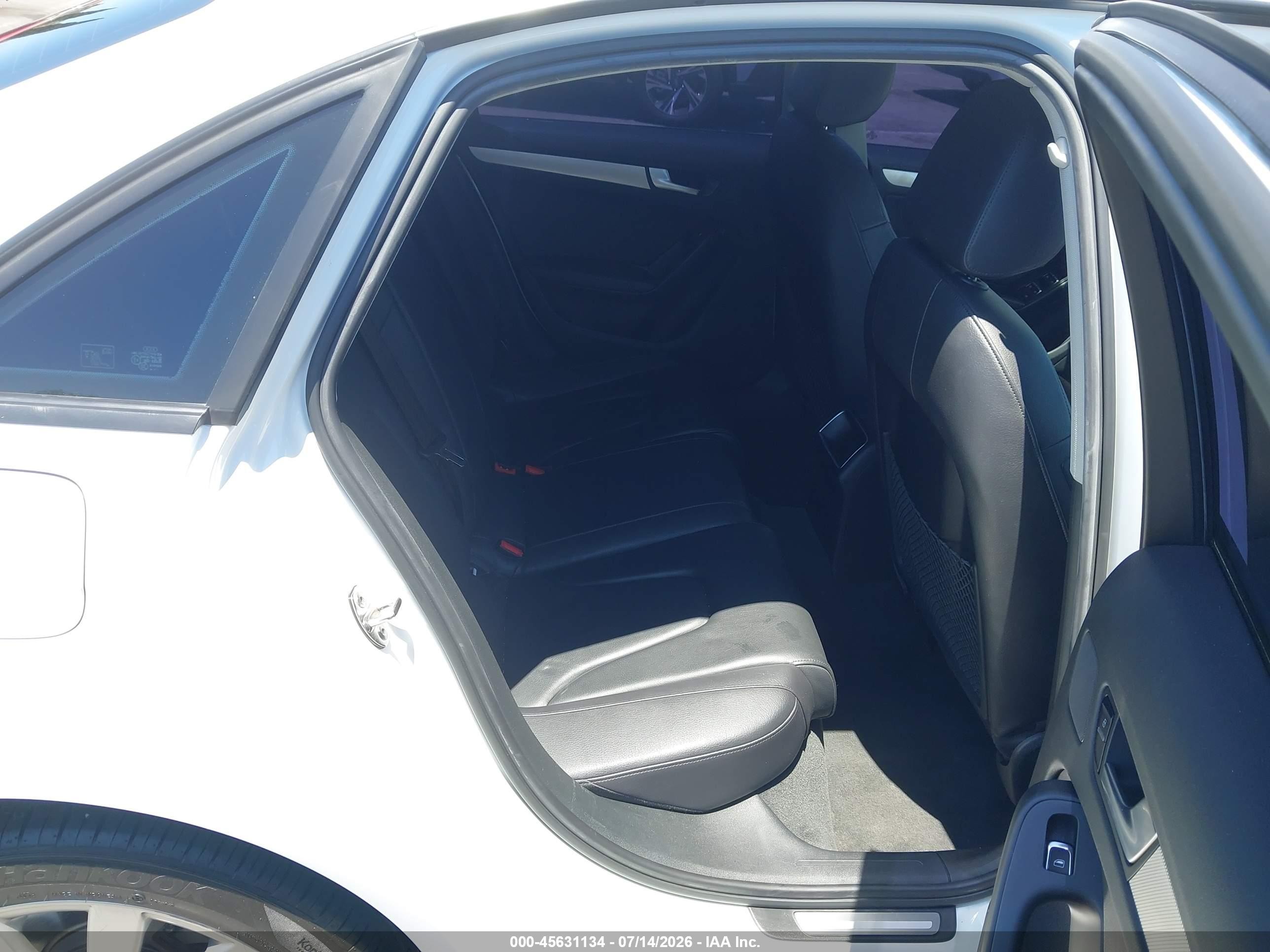 2014 Audi A4 2.0t Premium Белый vin: WAUAFAFL2EN017660