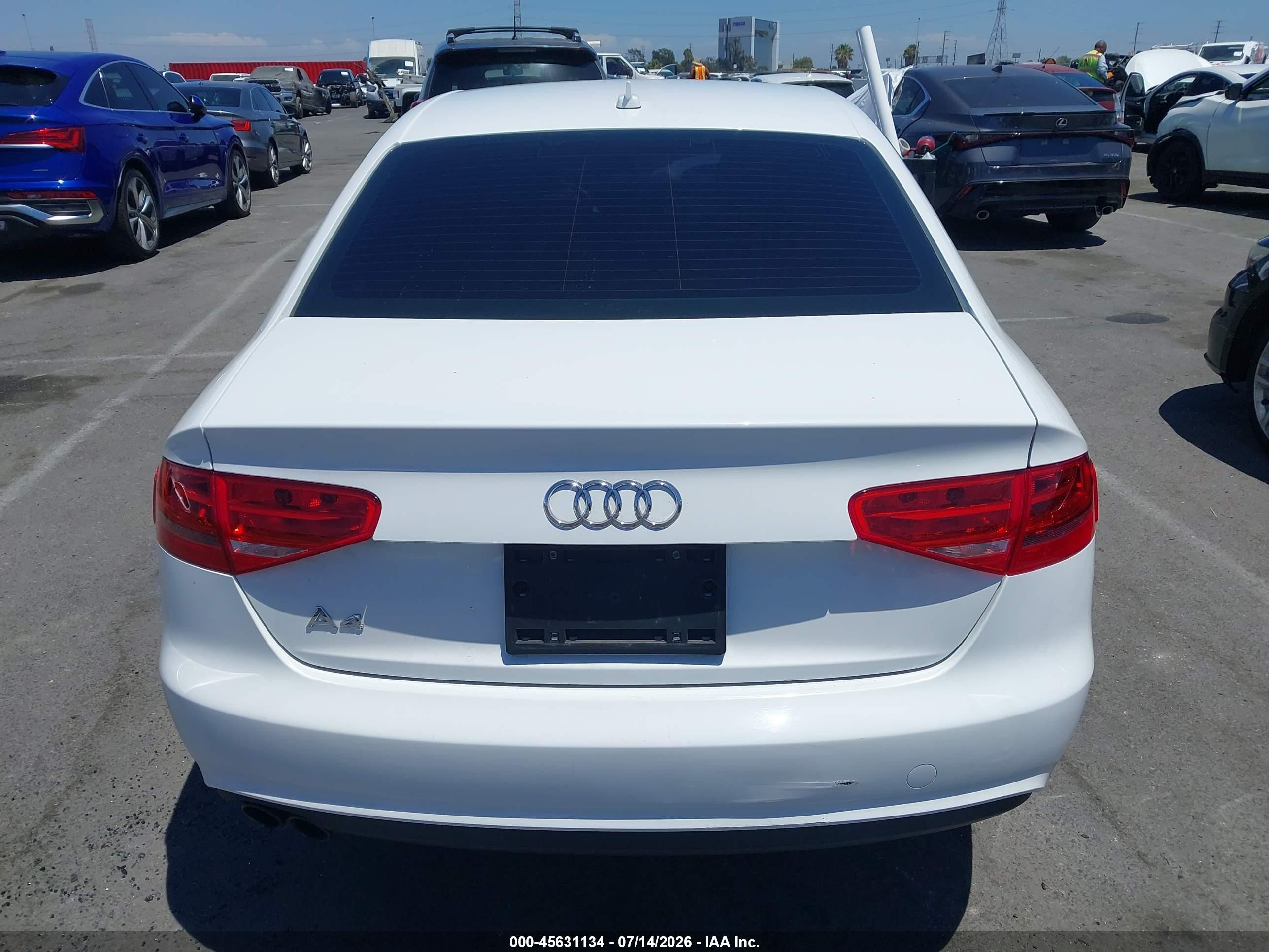 2014 Audi A4 2.0t Premium Белый vin: WAUAFAFL2EN017660