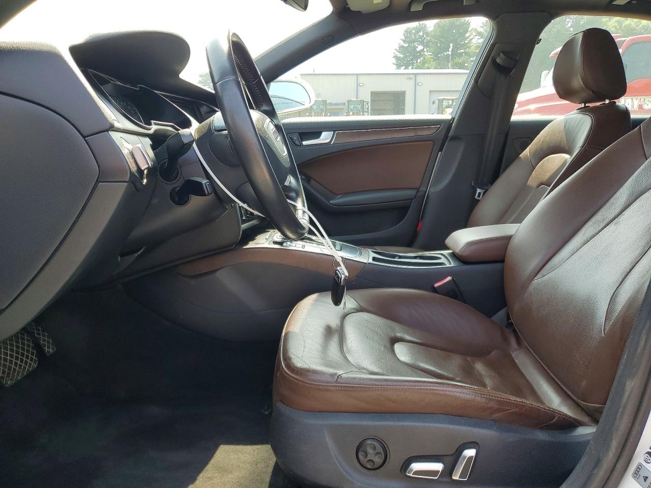 2013 Audi A4 Premium White vin: WAUAFAFL4DA130905
