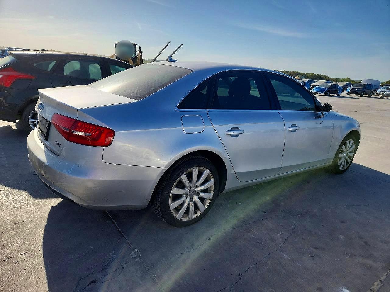 2013 Audi A4 Premium Серебряный vin: WAUAFAFL7DN038857