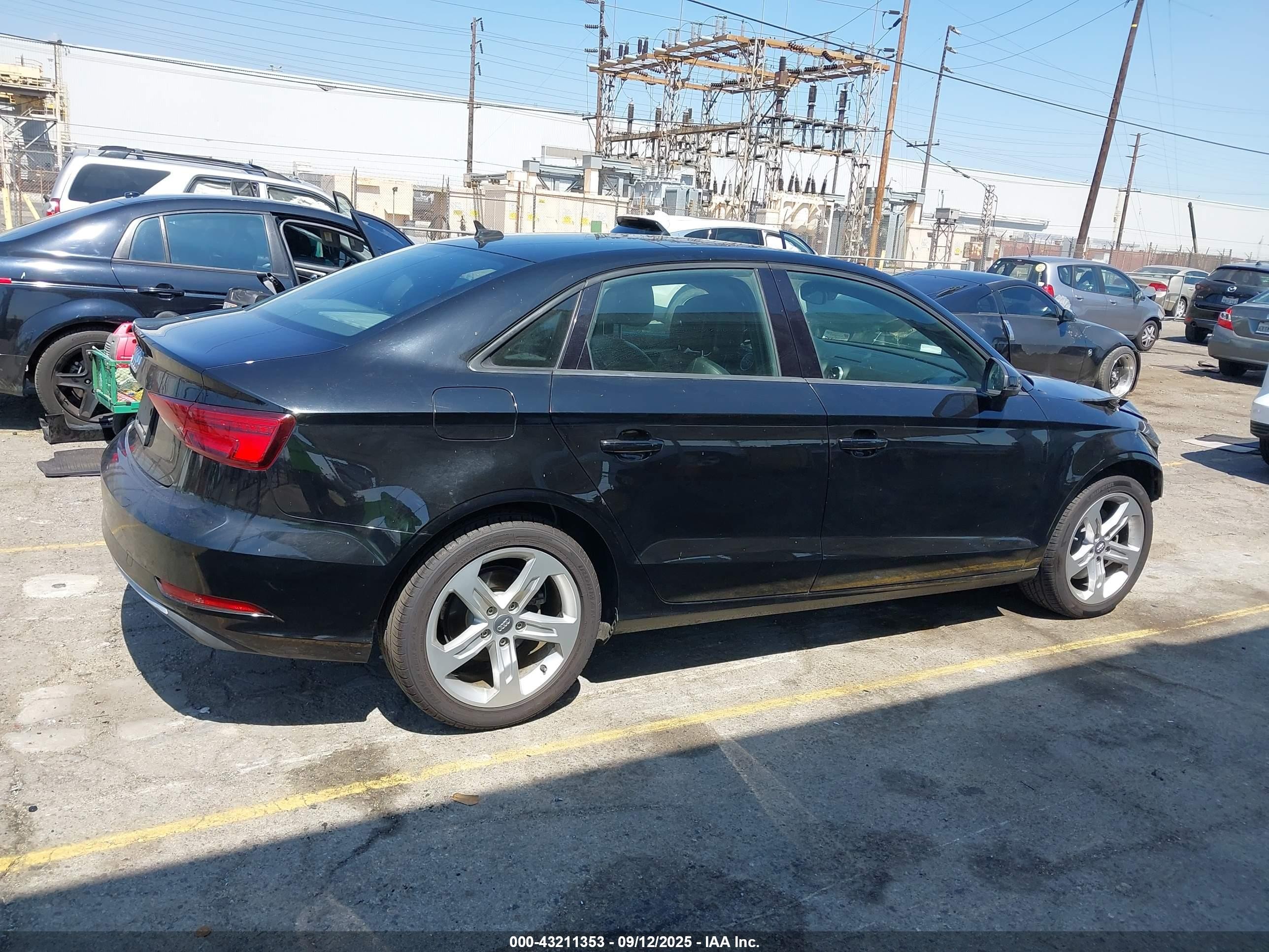 2018 Audi A3 2.0t Premium/2.0t Tech Premium Черный vin: WAUAUGFF7J1072304