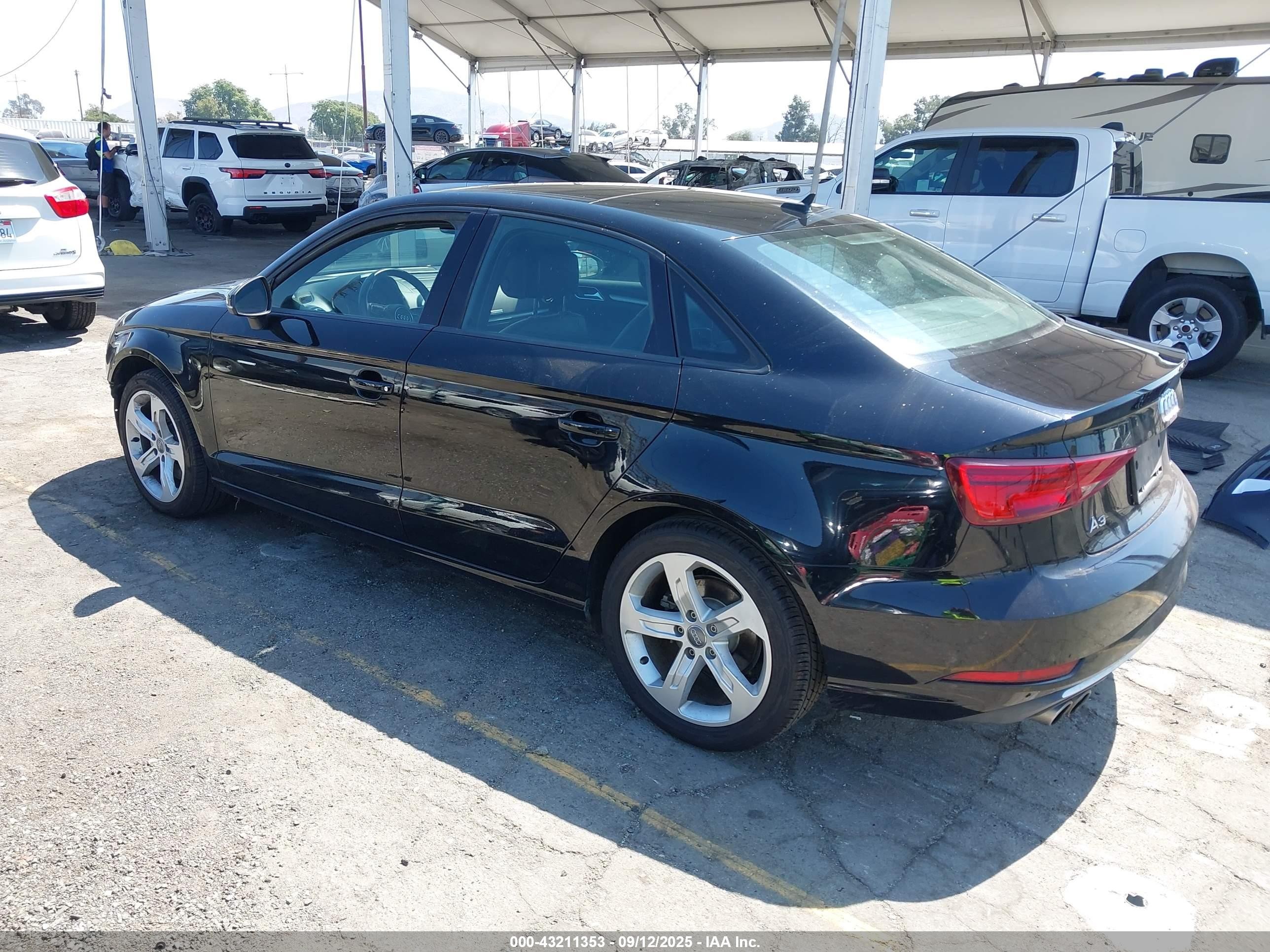 2018 Audi A3 2.0t Premium/2.0t Tech Premium Черный vin: WAUAUGFF7J1072304