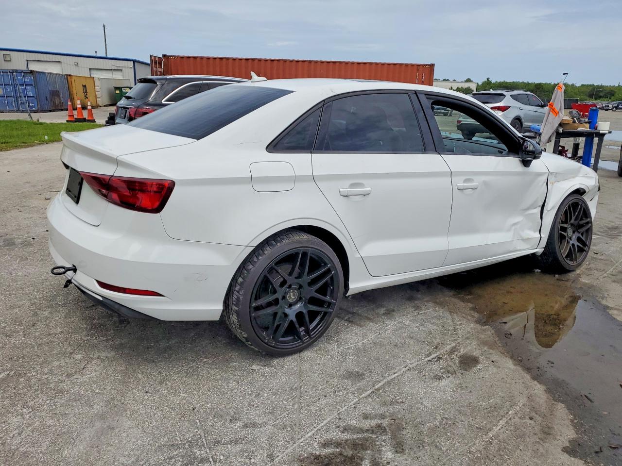 2017 Audi A3 Premium Белый vin: WAUAUGFF8H1042772