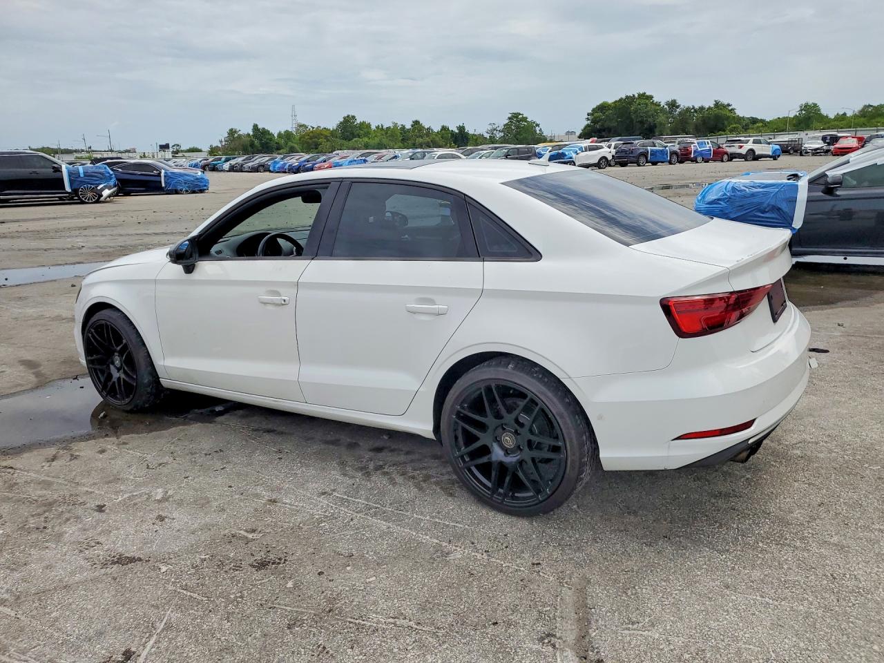 2017 Audi A3 Premium Белый vin: WAUAUGFF8H1042772
