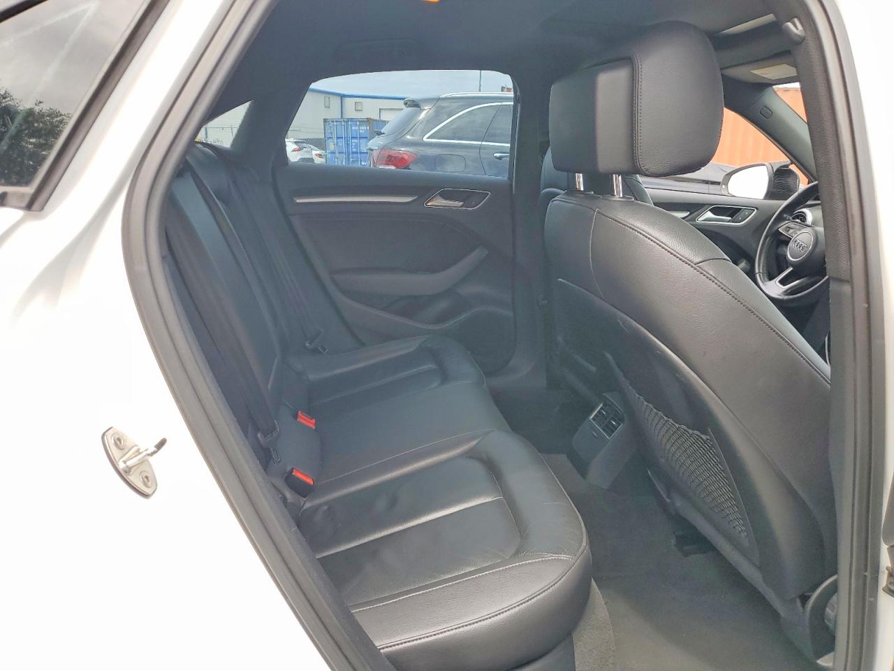 2017 Audi A3 Premium Белый vin: WAUAUGFF8H1042772