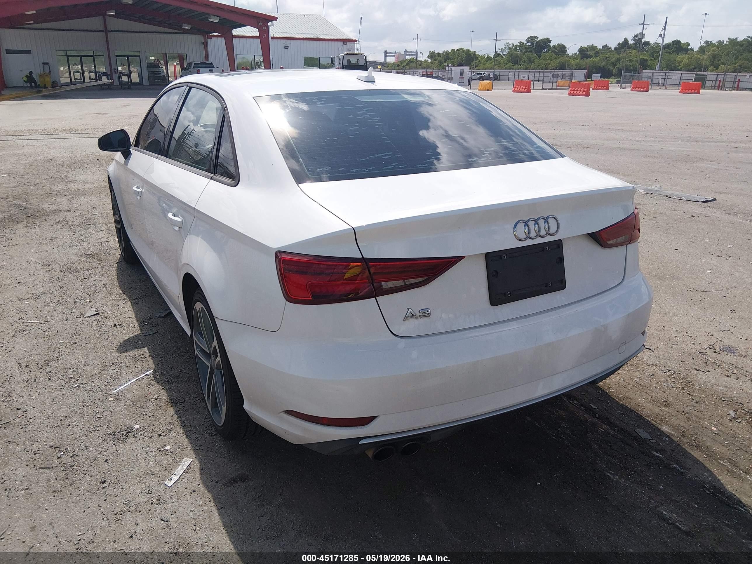 2018 Audi A3 2.0t Premium/2.0t Tech Premium Белый vin: WAUAUGFF9J1032306