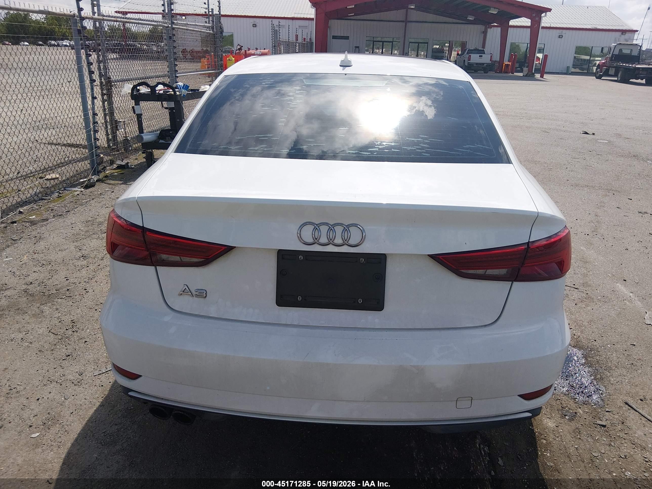 2018 Audi A3 2.0t Premium/2.0t Tech Premium Белый vin: WAUAUGFF9J1032306
