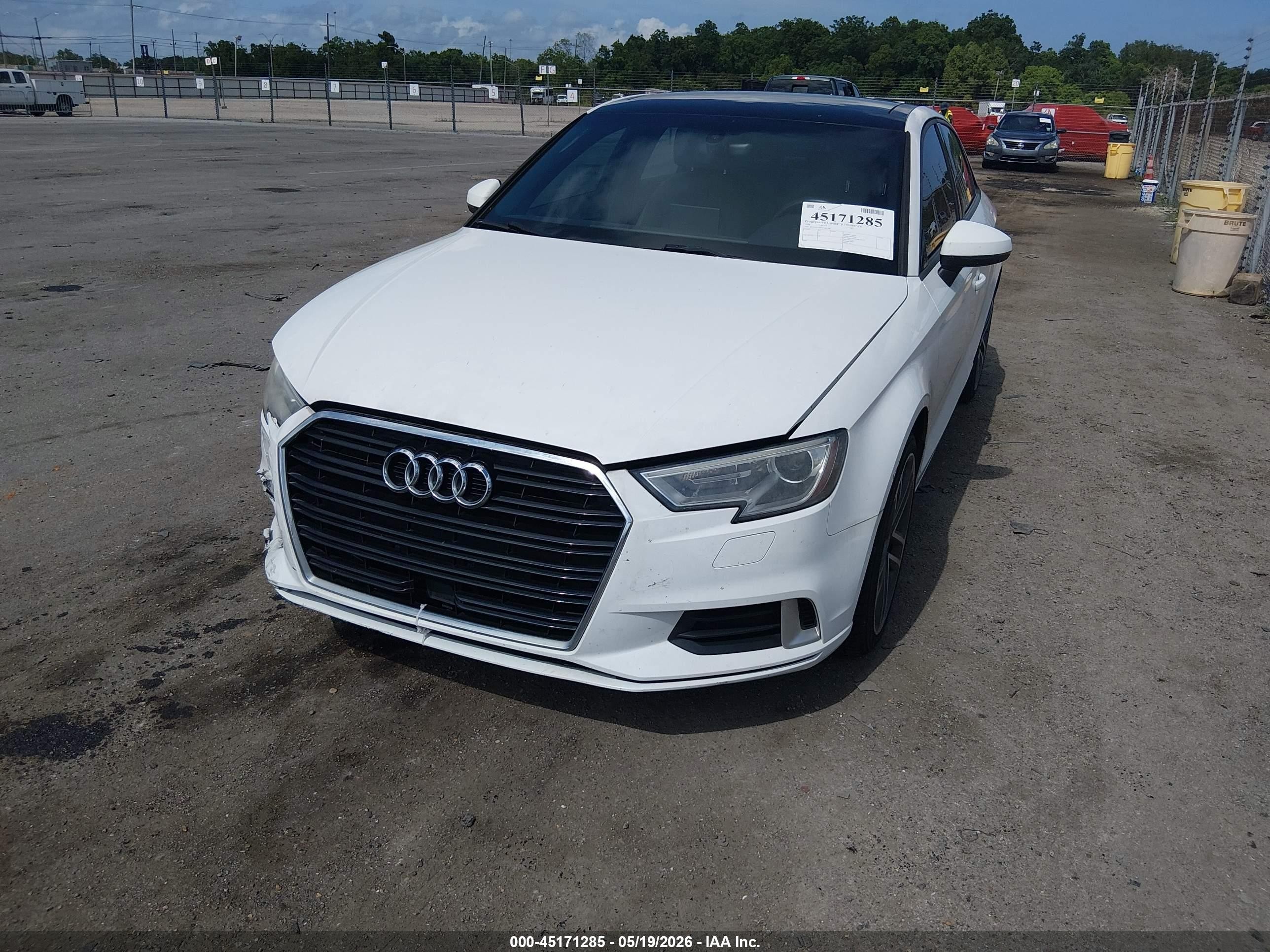 2018 Audi A3 2.0t Premium/2.0t Tech Premium Белый vin: WAUAUGFF9J1032306