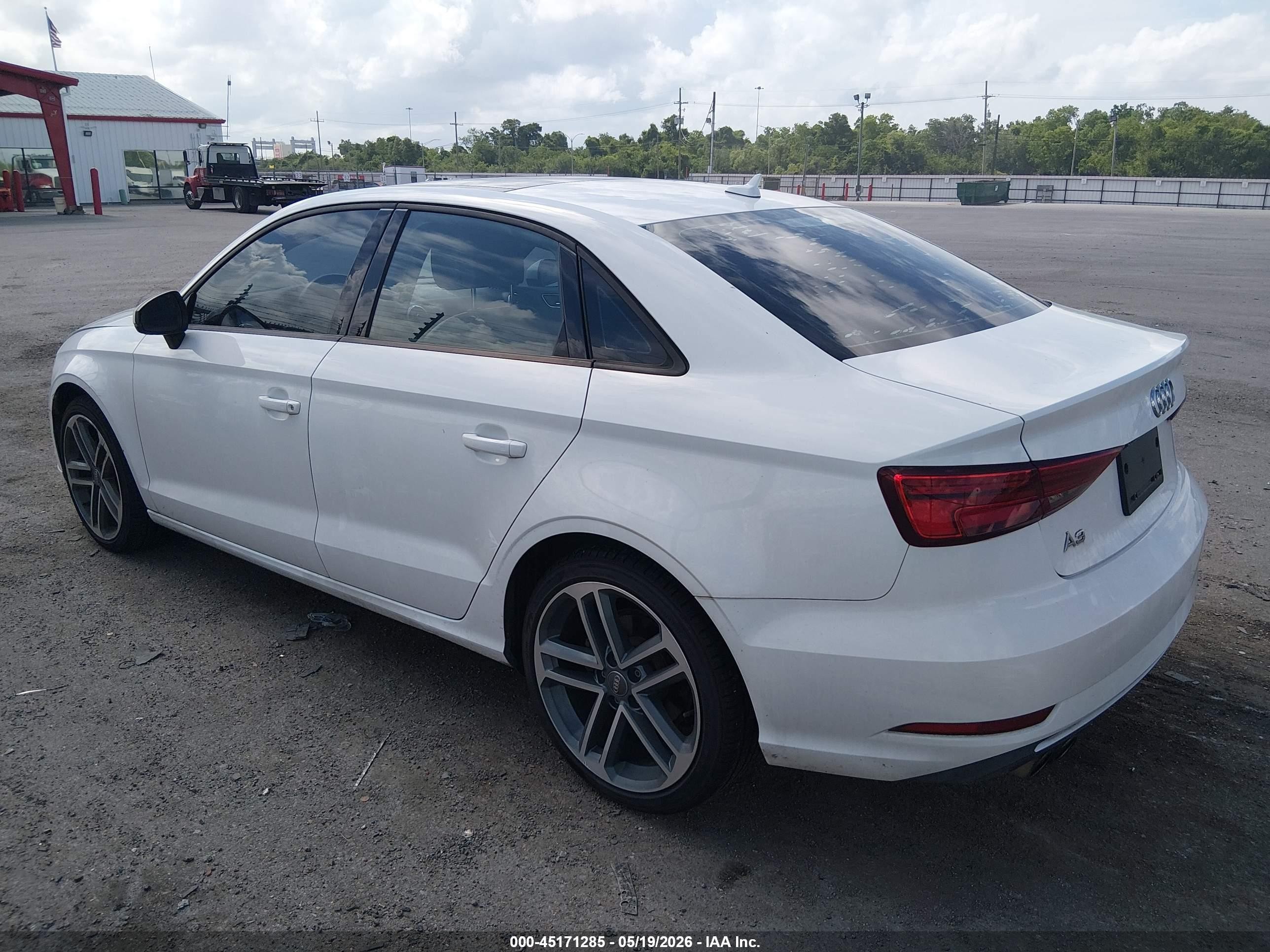 2018 Audi A3 2.0t Premium/2.0t Tech Premium Белый vin: WAUAUGFF9J1032306