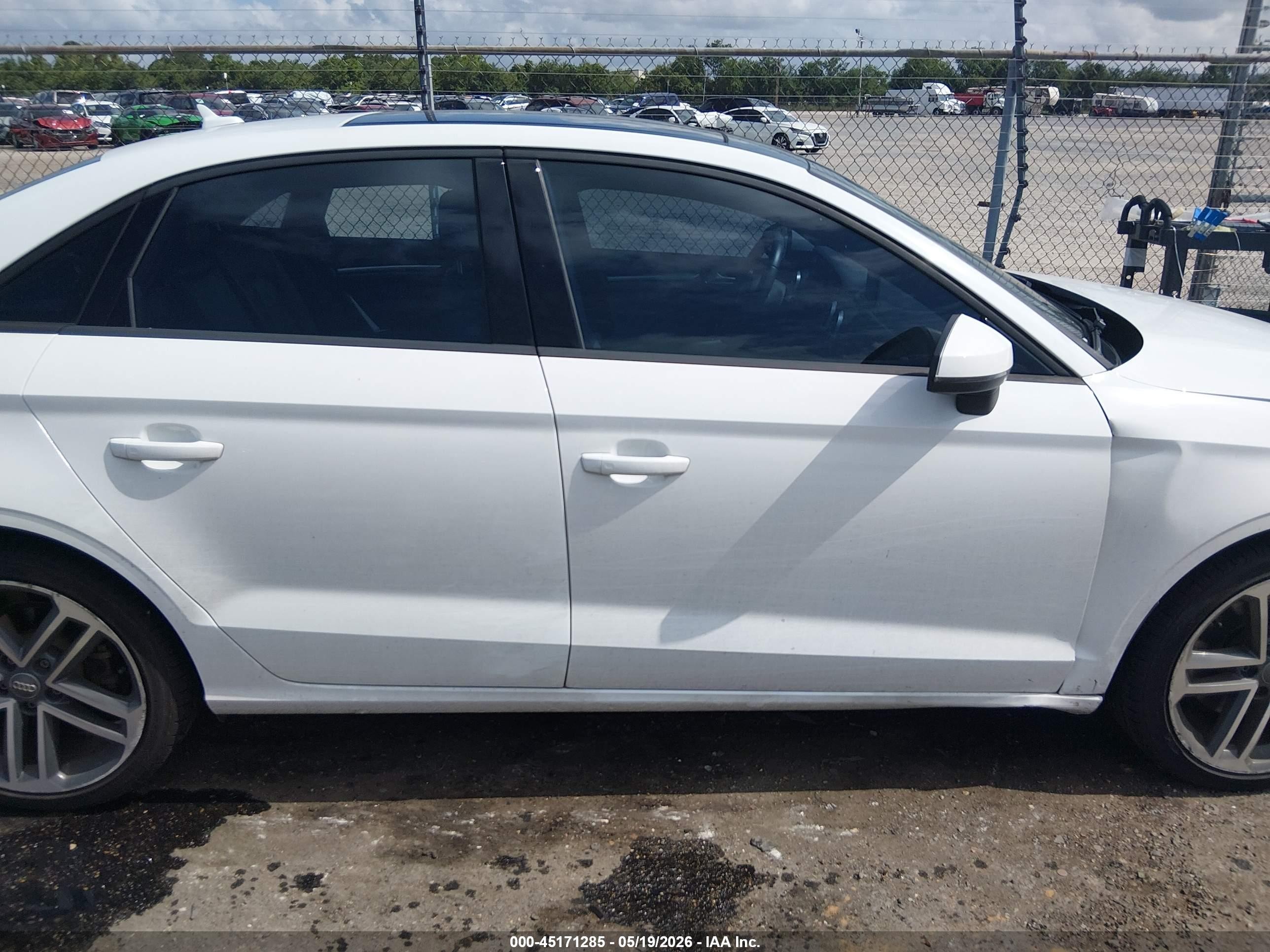 2018 Audi A3 2.0t Premium/2.0t Tech Premium Белый vin: WAUAUGFF9J1032306