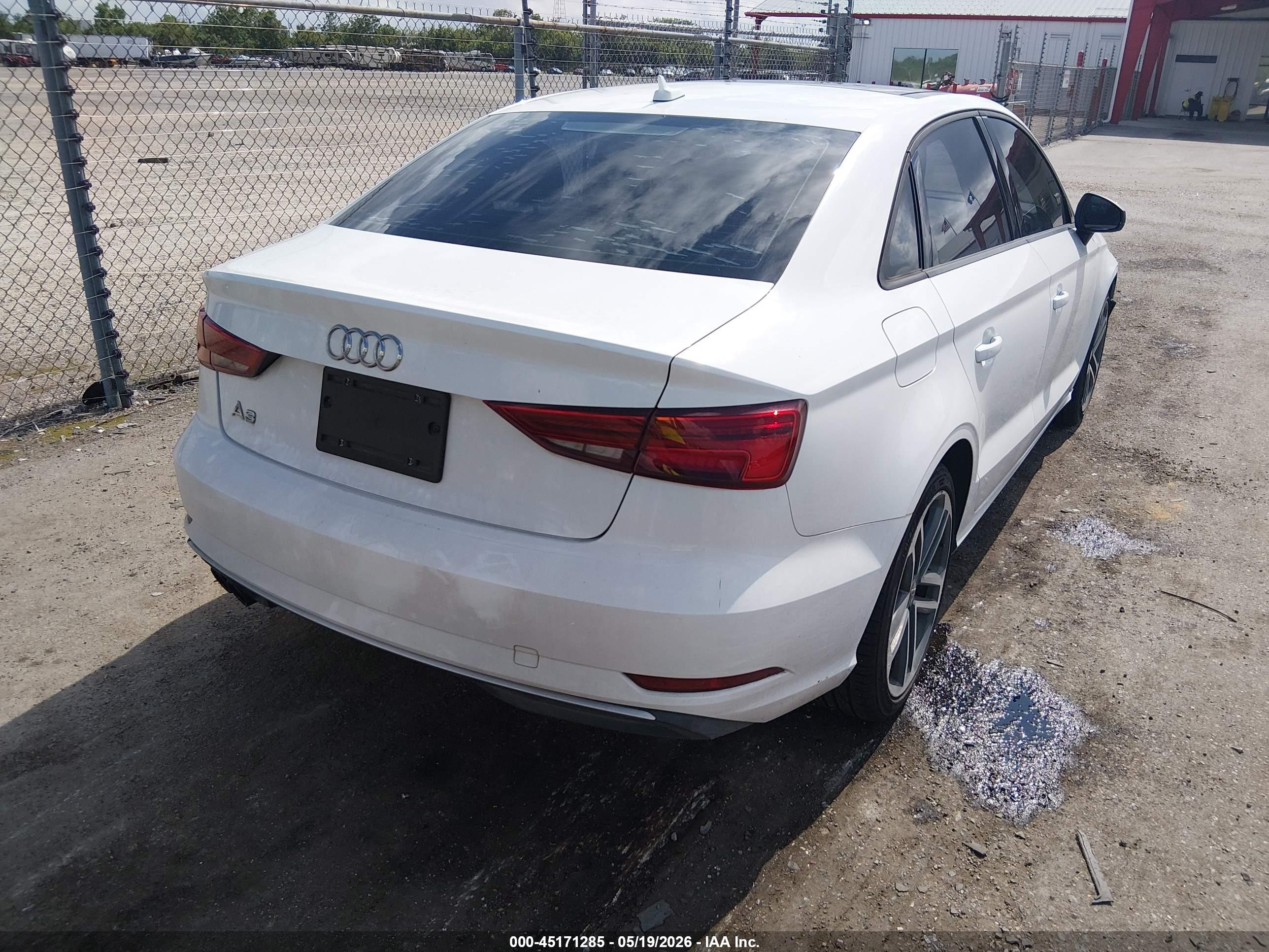2018 Audi A3 2.0t Premium/2.0t Tech Premium Белый vin: WAUAUGFF9J1032306