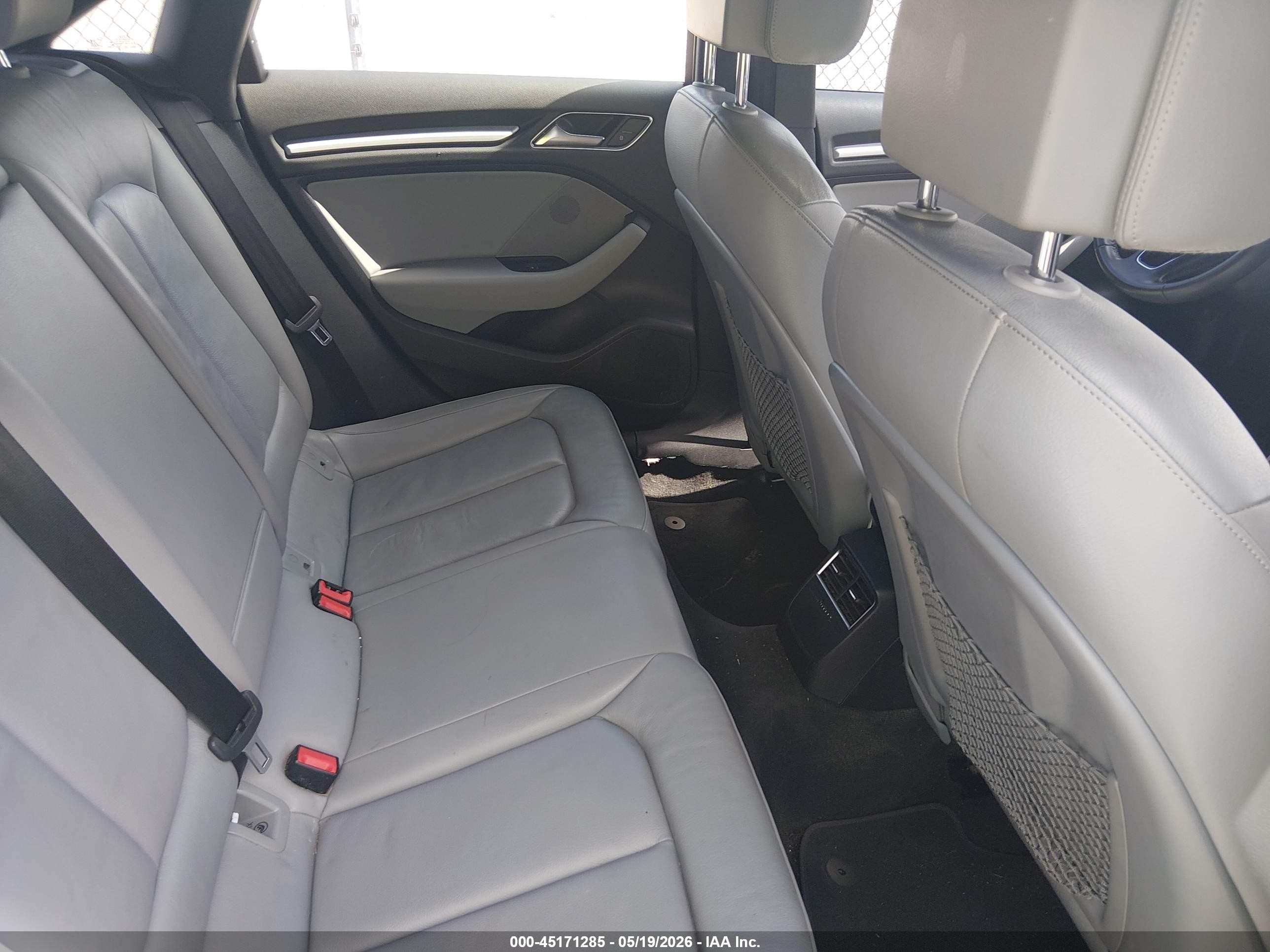 2018 Audi A3 2.0t Premium/2.0t Tech Premium Белый vin: WAUAUGFF9J1032306