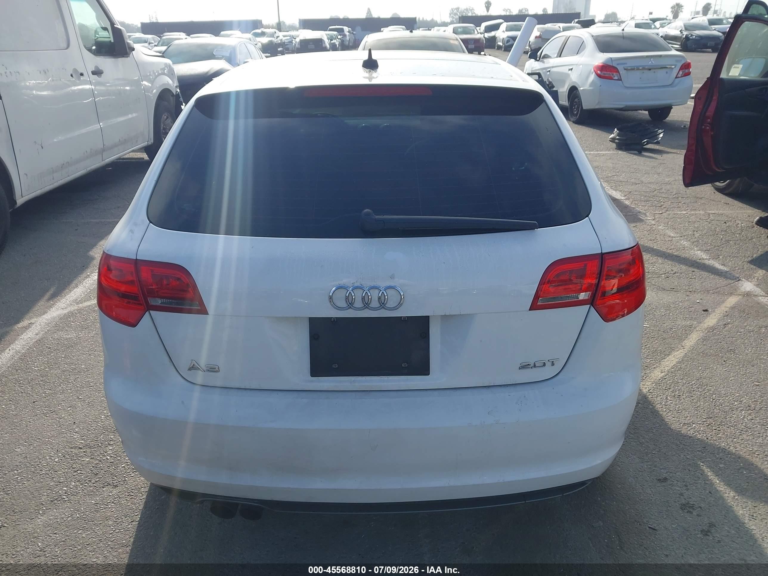 2012 Audi A3 2.0t Premium Белый vin: WAUBEAFM2CA051781