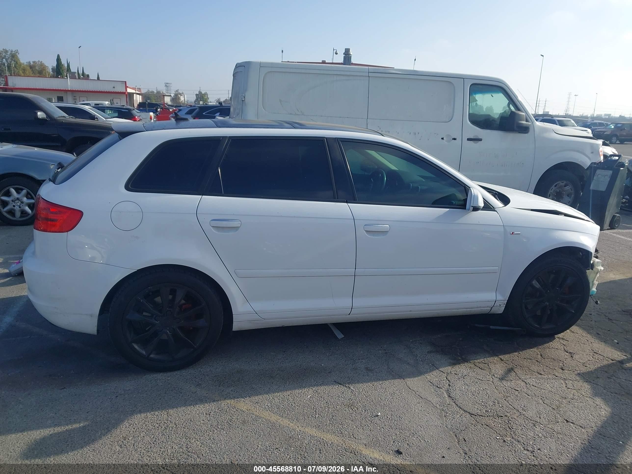 2012 Audi A3 2.0t Premium Белый vin: WAUBEAFM2CA051781