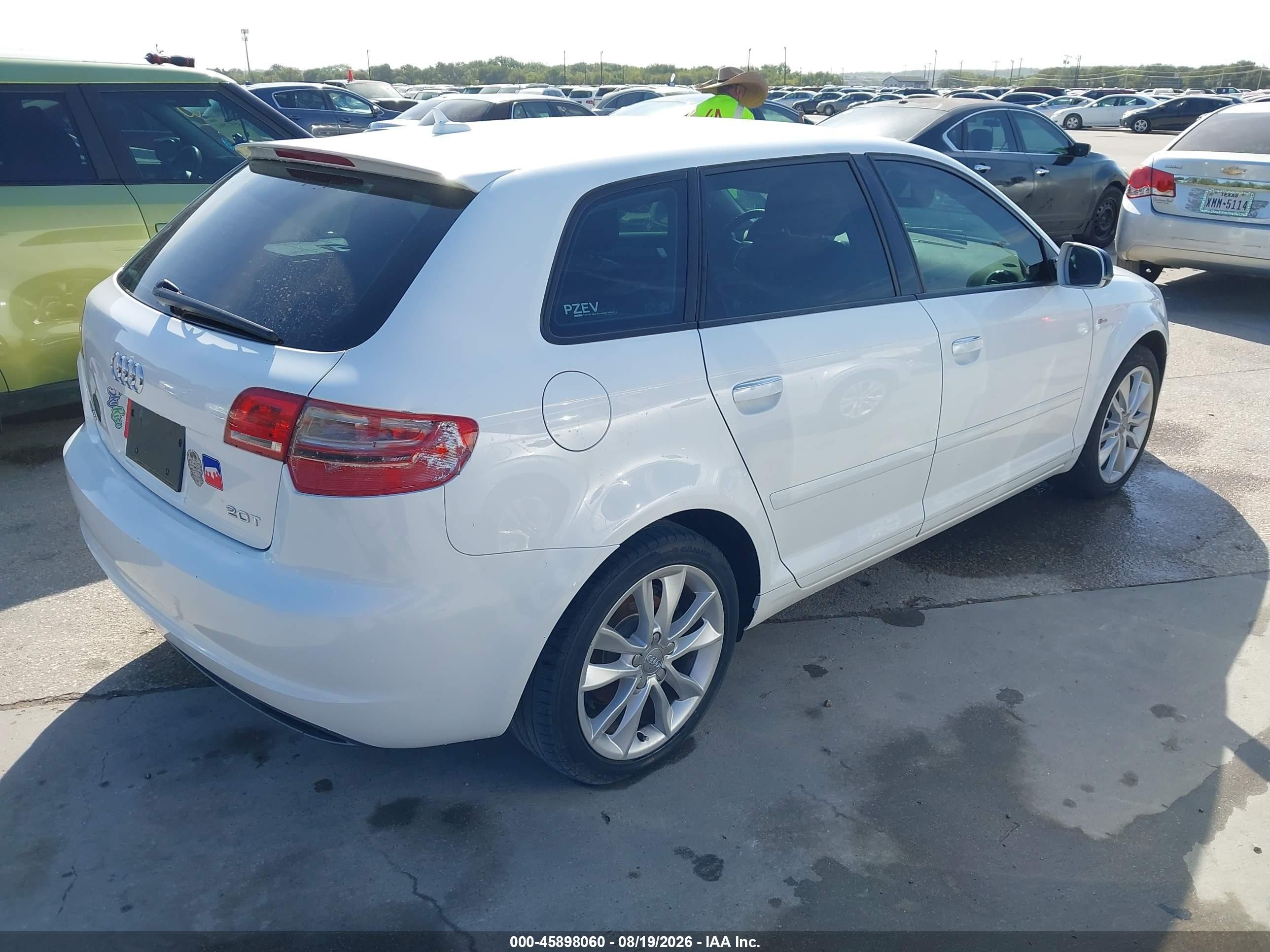 2013 Audi A3 2.0t Premium Белый vin: WAUBEAFM6DA003489